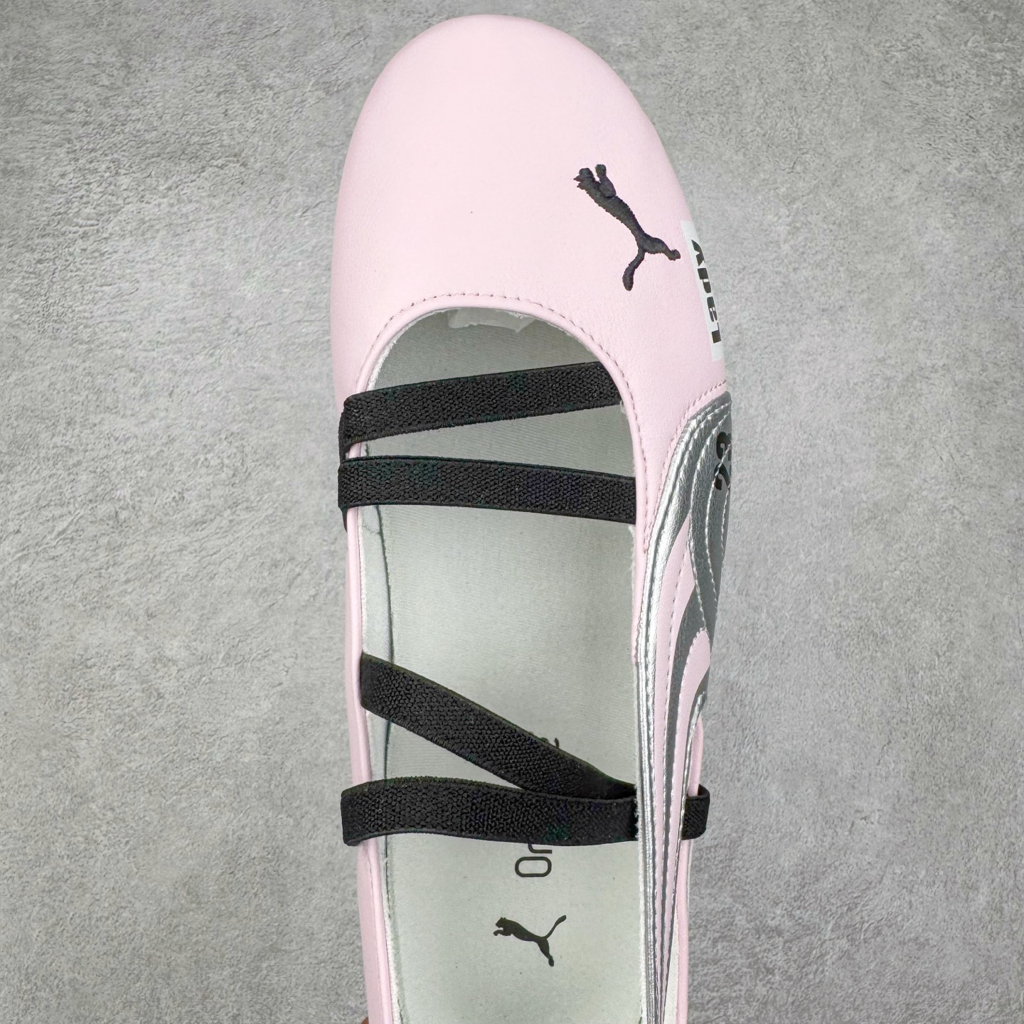 图片[4]-＃DT PUMA Speedcat Ballerina 彪马柔软舒适防滑耐磨低帮生活休闲鞋芭蕾舞鞋单鞋玛丽珍鞋 这次，PUMA决定再对Speedcat来一次创新，以芭蕾舞鞋为灵感，将芭蕾舞鞋的灵动与轻盈感与赛车鞋融为一体，带来极具个性的全新鞋款Speedcat Ballerina。Speedcat Ballerina由Speedcat去除鞋舌、鞋带以及部分鞋侧位打造而成，鞋带部分被改为如同芭蕾鞋般的交叉弹性带，PUMA的标志依旧设计于鞋侧旁，整个鞋款外观变得更加优雅。Speedcat Ballerina 还汲取了赛车鞋的抓地设计，配备经典橡胶大底。尺码：36 37 37.5 38 38.5 39 40 40.5 41-选品中心