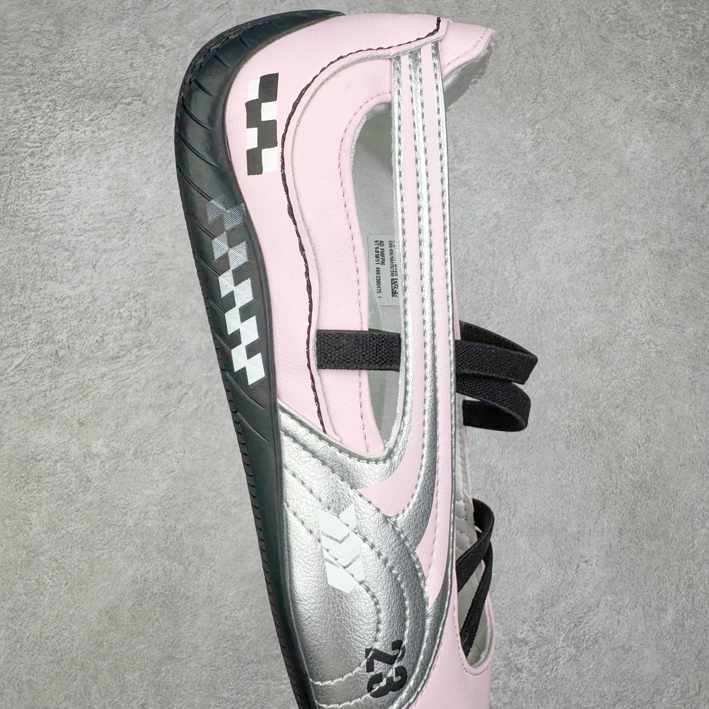 图片[6]-＃DT PUMA Speedcat Ballerina 彪马柔软舒适防滑耐磨低帮生活休闲鞋芭蕾舞鞋单鞋玛丽珍鞋 这次，PUMA决定再对Speedcat来一次创新，以芭蕾舞鞋为灵感，将芭蕾舞鞋的灵动与轻盈感与赛车鞋融为一体，带来极具个性的全新鞋款Speedcat Ballerina。Speedcat Ballerina由Speedcat去除鞋舌、鞋带以及部分鞋侧位打造而成，鞋带部分被改为如同芭蕾鞋般的交叉弹性带，PUMA的标志依旧设计于鞋侧旁，整个鞋款外观变得更加优雅。Speedcat Ballerina 还汲取了赛车鞋的抓地设计，配备经典橡胶大底。尺码：36 37 37.5 38 38.5 39 40 40.5 41-选品中心