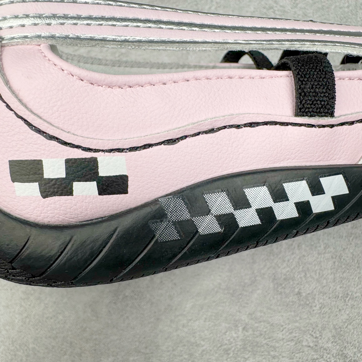 图片[16]-＃DT PUMA Speedcat Ballerina 彪马柔软舒适防滑耐磨低帮生活休闲鞋芭蕾舞鞋单鞋玛丽珍鞋 这次，PUMA决定再对Speedcat来一次创新，以芭蕾舞鞋为灵感，将芭蕾舞鞋的灵动与轻盈感与赛车鞋融为一体，带来极具个性的全新鞋款Speedcat Ballerina。Speedcat Ballerina由Speedcat去除鞋舌、鞋带以及部分鞋侧位打造而成，鞋带部分被改为如同芭蕾鞋般的交叉弹性带，PUMA的标志依旧设计于鞋侧旁，整个鞋款外观变得更加优雅。Speedcat Ballerina 还汲取了赛车鞋的抓地设计，配备经典橡胶大底。尺码：36 37 37.5 38 38.5 39 40 40.5 41-选品中心