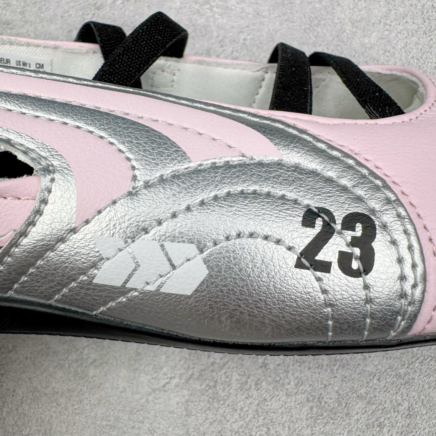 图片[17]-＃DT PUMA Speedcat Ballerina 彪马柔软舒适防滑耐磨低帮生活休闲鞋芭蕾舞鞋单鞋玛丽珍鞋 这次，PUMA决定再对Speedcat来一次创新，以芭蕾舞鞋为灵感，将芭蕾舞鞋的灵动与轻盈感与赛车鞋融为一体，带来极具个性的全新鞋款Speedcat Ballerina。Speedcat Ballerina由Speedcat去除鞋舌、鞋带以及部分鞋侧位打造而成，鞋带部分被改为如同芭蕾鞋般的交叉弹性带，PUMA的标志依旧设计于鞋侧旁，整个鞋款外观变得更加优雅。Speedcat Ballerina 还汲取了赛车鞋的抓地设计，配备经典橡胶大底。尺码：36 37 37.5 38 38.5 39 40 40.5 41-选品中心