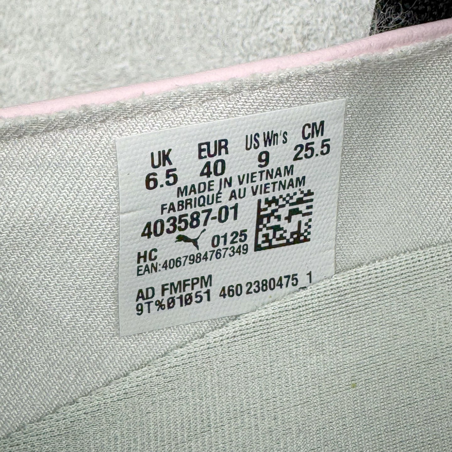 图片[11]-＃DT PUMA Speedcat Ballerina 彪马柔软舒适防滑耐磨低帮生活休闲鞋芭蕾舞鞋单鞋玛丽珍鞋 这次，PUMA决定再对Speedcat来一次创新，以芭蕾舞鞋为灵感，将芭蕾舞鞋的灵动与轻盈感与赛车鞋融为一体，带来极具个性的全新鞋款Speedcat Ballerina。Speedcat Ballerina由Speedcat去除鞋舌、鞋带以及部分鞋侧位打造而成，鞋带部分被改为如同芭蕾鞋般的交叉弹性带，PUMA的标志依旧设计于鞋侧旁，整个鞋款外观变得更加优雅。Speedcat Ballerina 还汲取了赛车鞋的抓地设计，配备经典橡胶大底。尺码：36 37 37.5 38 38.5 39 40 40.5 41-选品中心