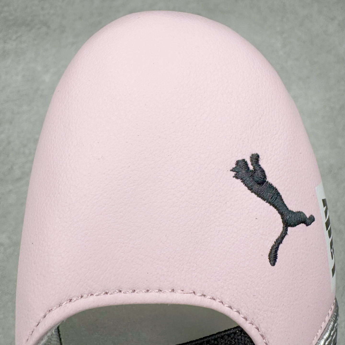 图片[14]-＃DT PUMA Speedcat Ballerina 彪马柔软舒适防滑耐磨低帮生活休闲鞋芭蕾舞鞋单鞋玛丽珍鞋 这次，PUMA决定再对Speedcat来一次创新，以芭蕾舞鞋为灵感，将芭蕾舞鞋的灵动与轻盈感与赛车鞋融为一体，带来极具个性的全新鞋款Speedcat Ballerina。Speedcat Ballerina由Speedcat去除鞋舌、鞋带以及部分鞋侧位打造而成，鞋带部分被改为如同芭蕾鞋般的交叉弹性带，PUMA的标志依旧设计于鞋侧旁，整个鞋款外观变得更加优雅。Speedcat Ballerina 还汲取了赛车鞋的抓地设计，配备经典橡胶大底。尺码：36 37 37.5 38 38.5 39 40 40.5 41-选品中心