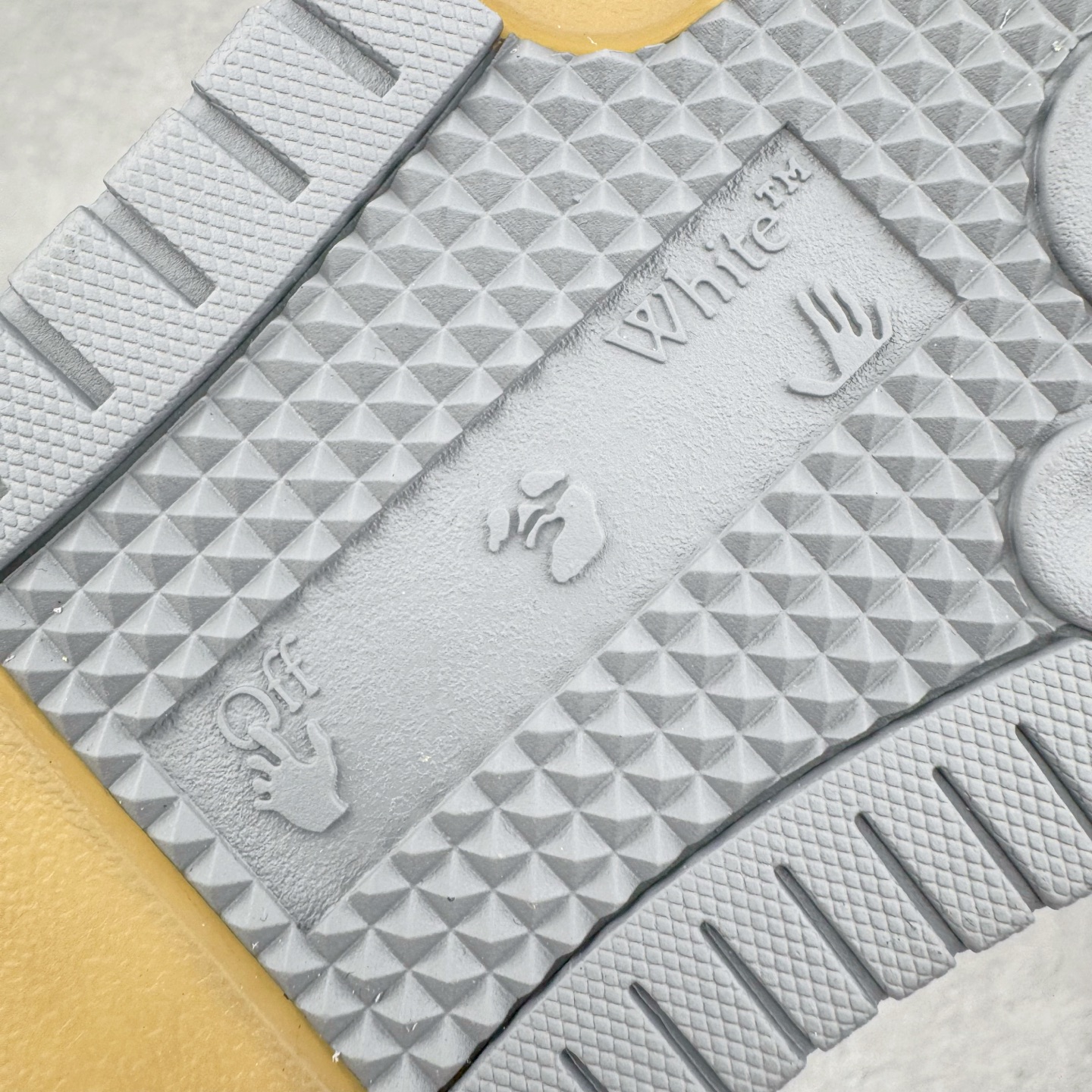 图片[19]-＃KX OFF-WHITE Out Of Office OW低帮时尚板鞋 全套原楦原纸版原鞋开模 全网最正确的版型 独家私模大底 最大开发至46码 大厂出品 细节到位 官方原盒原配 100加配色陆更新 终端控货 优势供应 续众明星上脚 由经典配色打造 箭头符号、ZipTie 标签、1ogo印花等经典元素皆在此呈现 让人一眼明了 Off-White 的潮流身份 单品以黑白配色皮质制成 饰有品牌标志性 zip Tie 束线带吊牌 侧面饰有 Arrows 图案 展现出品牌对街头风格的偏爱 尺码：36 37 38 39 40 41 42 43 44 45 46-选品中心