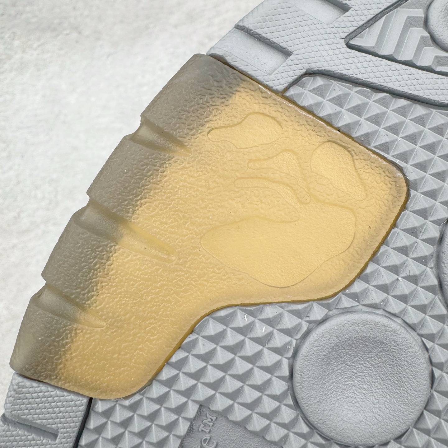 图片[18]-＃KX OFF-WHITE Out Of Office OW低帮时尚板鞋 全套原楦原纸版原鞋开模 全网最正确的版型 独家私模大底 最大开发至46码 大厂出品 细节到位 官方原盒原配 100加配色陆更新 终端控货 优势供应 续众明星上脚 由经典配色打造 箭头符号、ZipTie 标签、1ogo印花等经典元素皆在此呈现 让人一眼明了 Off-White 的潮流身份 单品以黑白配色皮质制成 饰有品牌标志性 zip Tie 束线带吊牌 侧面饰有 Arrows 图案 展现出品牌对街头风格的偏爱 尺码：36 37 38 39 40 41 42 43 44 45 46-选品中心