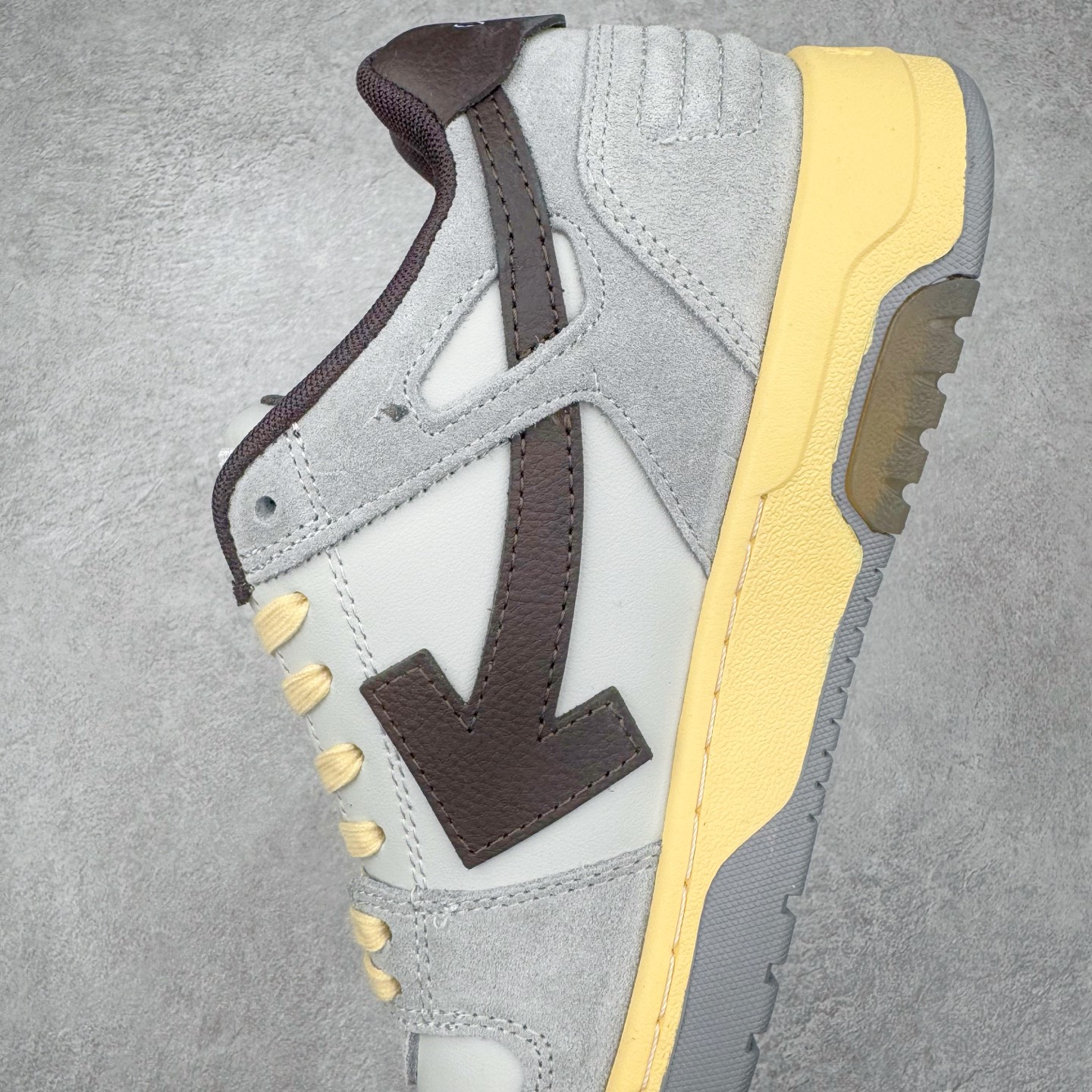 图片[7]-＃KX OFF-WHITE Out Of Office OW低帮时尚板鞋 全套原楦原纸版原鞋开模 全网最正确的版型 独家私模大底 最大开发至46码 大厂出品 细节到位 官方原盒原配 100加配色陆更新 终端控货 优势供应 续众明星上脚 由经典配色打造 箭头符号、ZipTie 标签、1ogo印花等经典元素皆在此呈现 让人一眼明了 Off-White 的潮流身份 单品以黑白配色皮质制成 饰有品牌标志性 zip Tie 束线带吊牌 侧面饰有 Arrows 图案 展现出品牌对街头风格的偏爱 尺码：36 37 38 39 40 41 42 43 44 45 46-选品中心