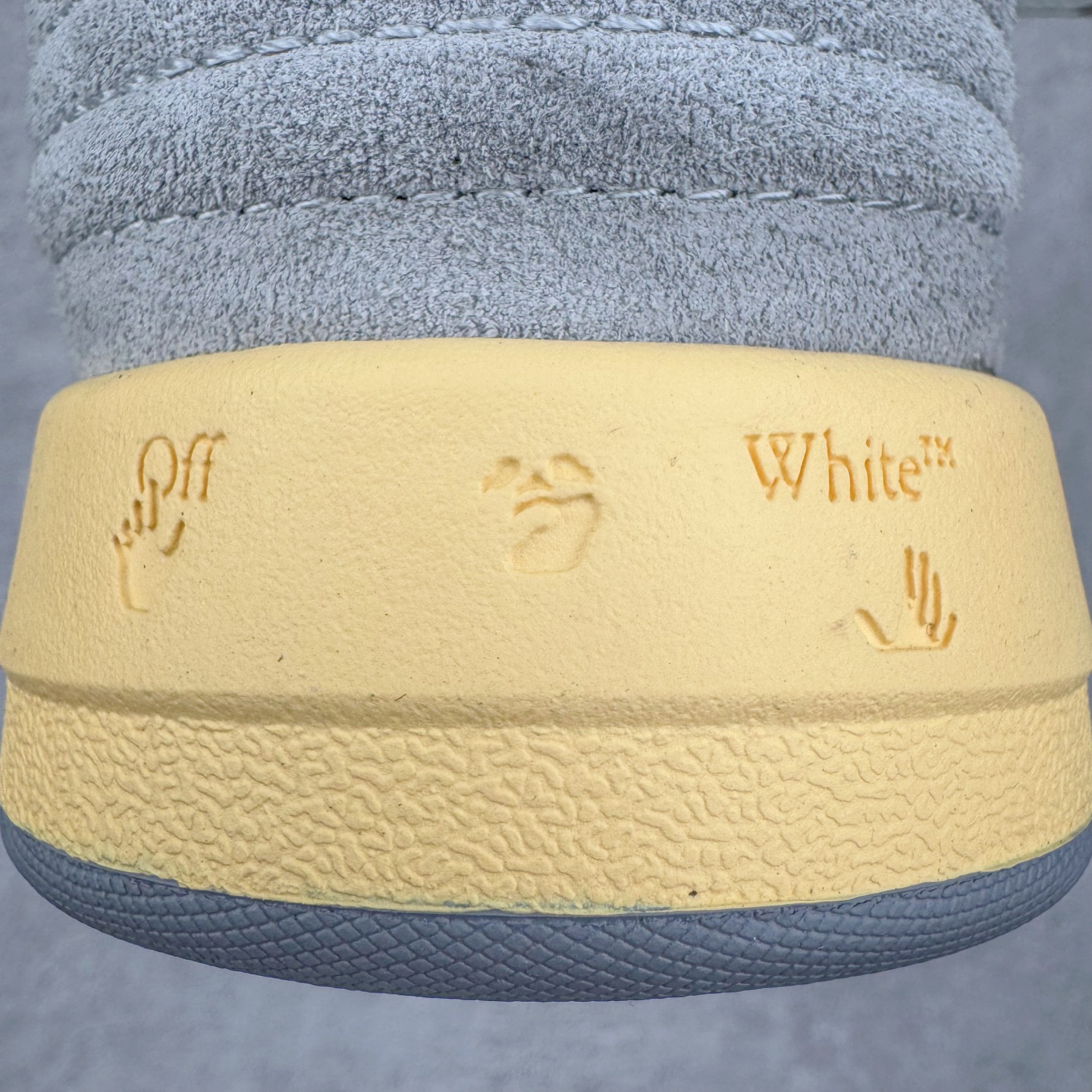 图片[21]-＃KX OFF-WHITE Out Of Office OW低帮时尚板鞋 全套原楦原纸版原鞋开模 全网最正确的版型 独家私模大底 最大开发至46码 大厂出品 细节到位 官方原盒原配 100加配色陆更新 终端控货 优势供应 续众明星上脚 由经典配色打造 箭头符号、ZipTie 标签、1ogo印花等经典元素皆在此呈现 让人一眼明了 Off-White 的潮流身份 单品以黑白配色皮质制成 饰有品牌标志性 zip Tie 束线带吊牌 侧面饰有 Arrows 图案 展现出品牌对街头风格的偏爱 尺码：36 37 38 39 40 41 42 43 44 45 46-选品中心