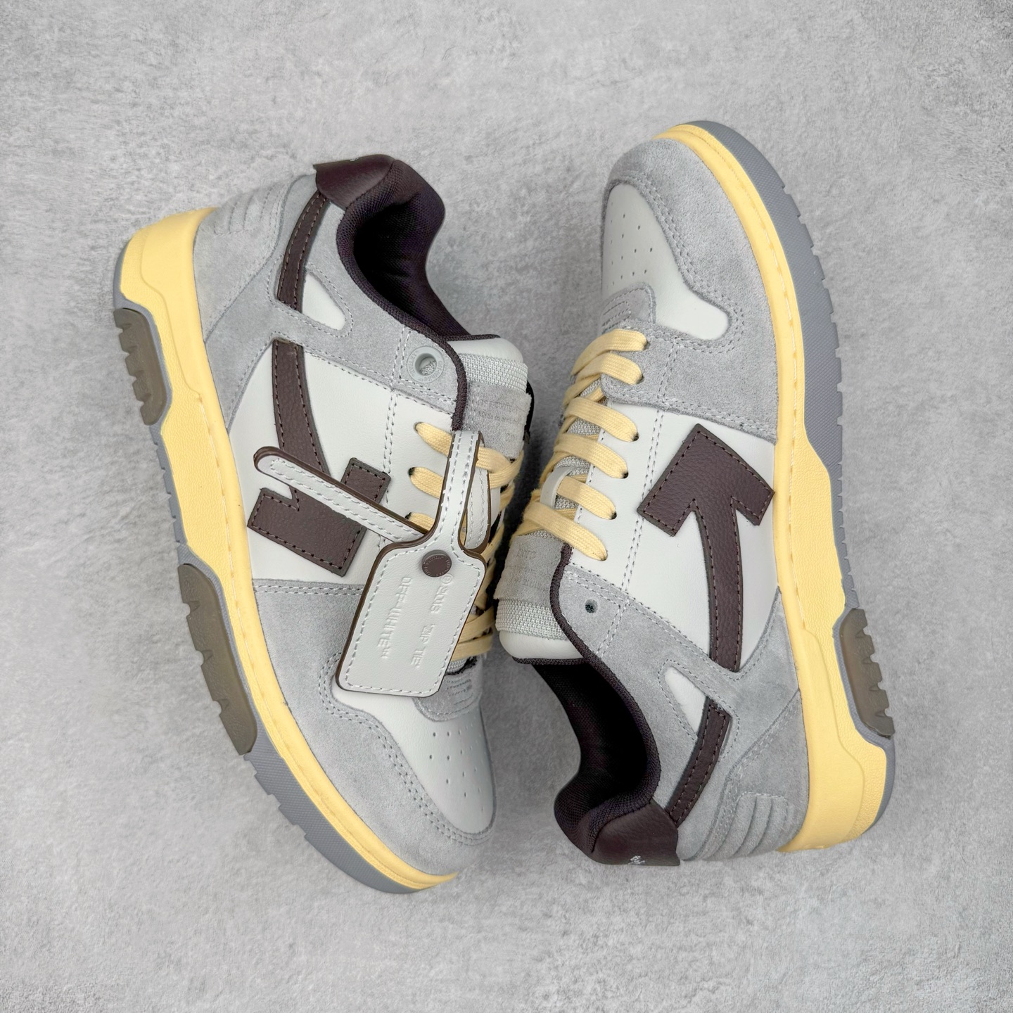 图片[3]-＃KX OFF-WHITE Out Of Office OW低帮时尚板鞋 全套原楦原纸版原鞋开模 全网最正确的版型 独家私模大底 最大开发至46码 大厂出品 细节到位 官方原盒原配 100加配色陆更新 终端控货 优势供应 续众明星上脚 由经典配色打造 箭头符号、ZipTie 标签、1ogo印花等经典元素皆在此呈现 让人一眼明了 Off-White 的潮流身份 单品以黑白配色皮质制成 饰有品牌标志性 zip Tie 束线带吊牌 侧面饰有 Arrows 图案 展现出品牌对街头风格的偏爱 尺码：36 37 38 39 40 41 42 43 44 45 46-选品中心