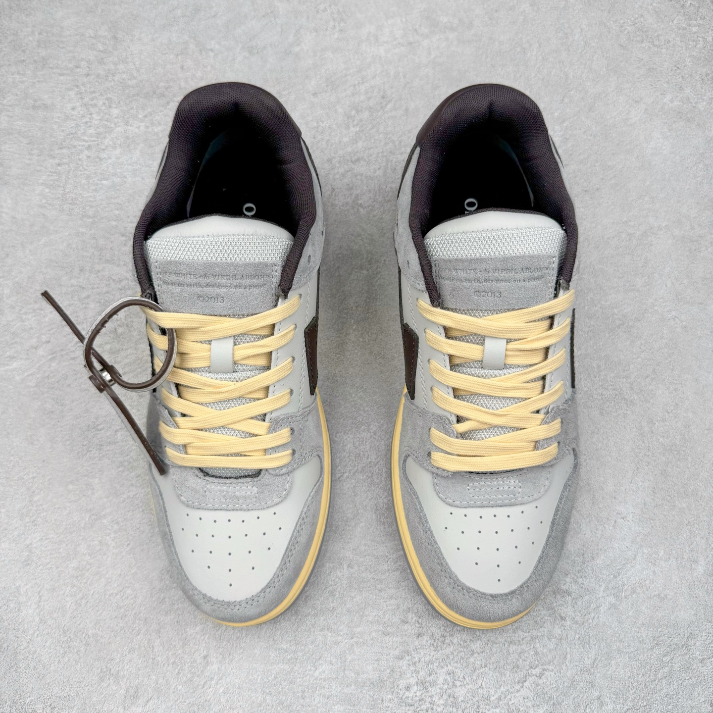 图片[2]-＃KX OFF-WHITE Out Of Office OW低帮时尚板鞋 全套原楦原纸版原鞋开模 全网最正确的版型 独家私模大底 最大开发至46码 大厂出品 细节到位 官方原盒原配 100加配色陆更新 终端控货 优势供应 续众明星上脚 由经典配色打造 箭头符号、ZipTie 标签、1ogo印花等经典元素皆在此呈现 让人一眼明了 Off-White 的潮流身份 单品以黑白配色皮质制成 饰有品牌标志性 zip Tie 束线带吊牌 侧面饰有 Arrows 图案 展现出品牌对街头风格的偏爱 尺码：36 37 38 39 40 41 42 43 44 45 46-选品中心