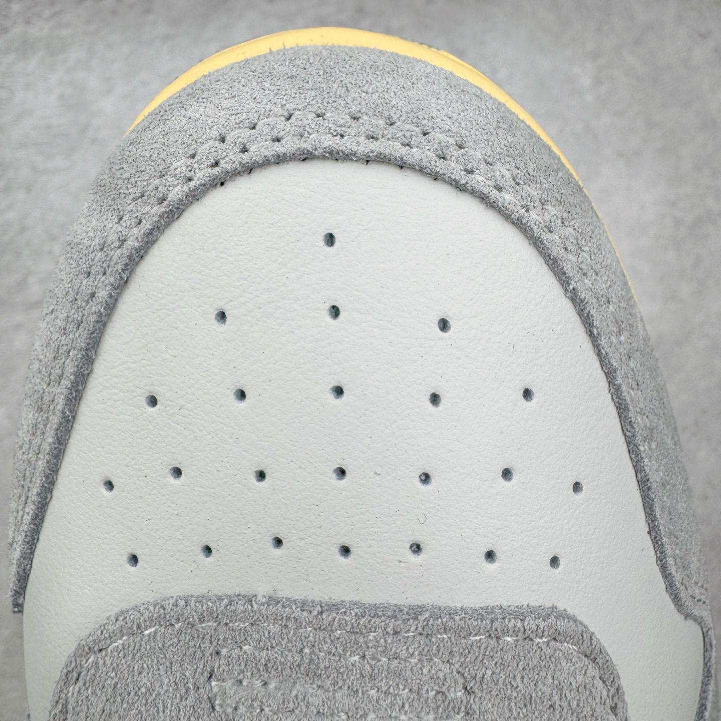 图片[16]-＃KX OFF-WHITE Out Of Office OW低帮时尚板鞋 全套原楦原纸版原鞋开模 全网最正确的版型 独家私模大底 最大开发至46码 大厂出品 细节到位 官方原盒原配 100加配色陆更新 终端控货 优势供应 续众明星上脚 由经典配色打造 箭头符号、ZipTie 标签、1ogo印花等经典元素皆在此呈现 让人一眼明了 Off-White 的潮流身份 单品以黑白配色皮质制成 饰有品牌标志性 zip Tie 束线带吊牌 侧面饰有 Arrows 图案 展现出品牌对街头风格的偏爱 尺码：36 37 38 39 40 41 42 43 44 45 46-选品中心