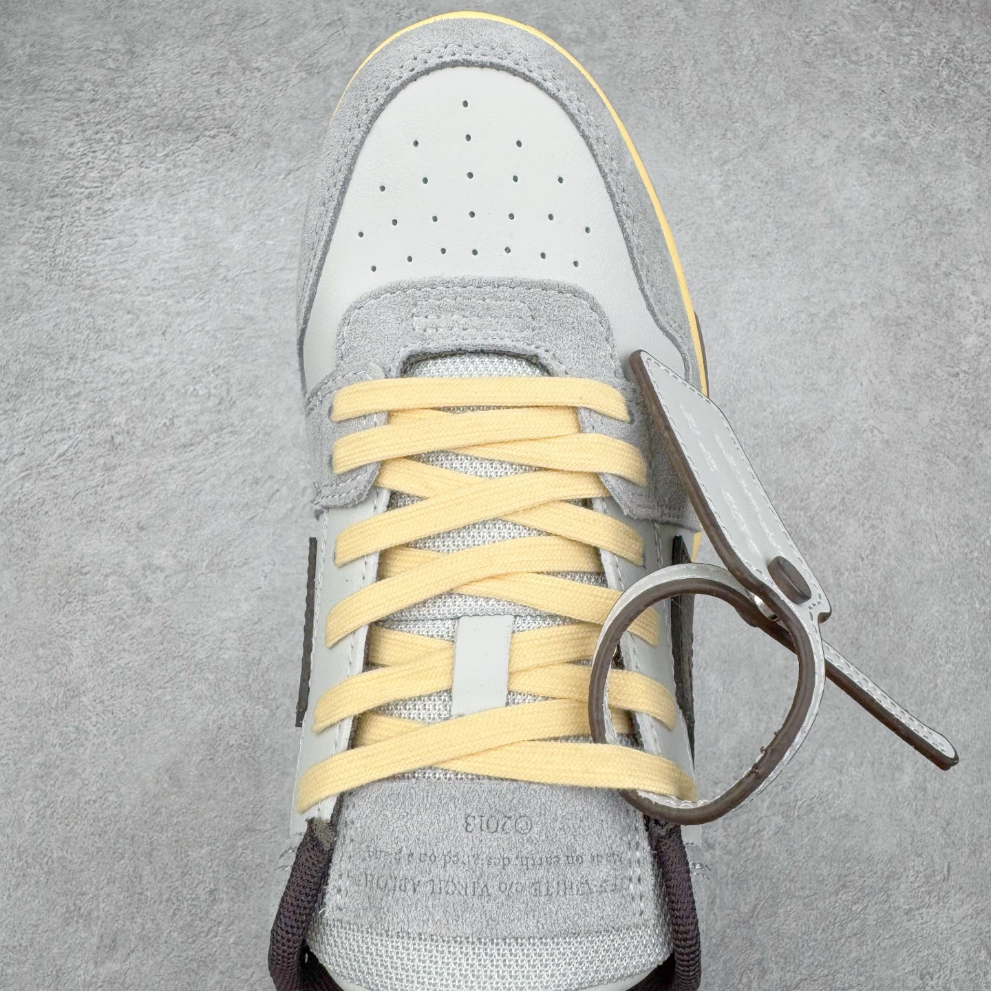 图片[4]-＃KX OFF-WHITE Out Of Office OW低帮时尚板鞋 全套原楦原纸版原鞋开模 全网最正确的版型 独家私模大底 最大开发至46码 大厂出品 细节到位 官方原盒原配 100加配色陆更新 终端控货 优势供应 续众明星上脚 由经典配色打造 箭头符号、ZipTie 标签、1ogo印花等经典元素皆在此呈现 让人一眼明了 Off-White 的潮流身份 单品以黑白配色皮质制成 饰有品牌标志性 zip Tie 束线带吊牌 侧面饰有 Arrows 图案 展现出品牌对街头风格的偏爱 尺码：36 37 38 39 40 41 42 43 44 45 46-选品中心