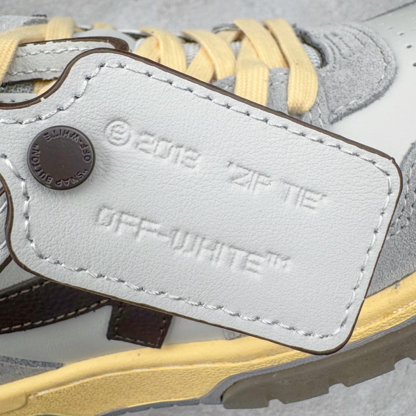 图片[15]-＃KX OFF-WHITE Out Of Office OW低帮时尚板鞋 全套原楦原纸版原鞋开模 全网最正确的版型 独家私模大底 最大开发至46码 大厂出品 细节到位 官方原盒原配 100加配色陆更新 终端控货 优势供应 续众明星上脚 由经典配色打造 箭头符号、ZipTie 标签、1ogo印花等经典元素皆在此呈现 让人一眼明了 Off-White 的潮流身份 单品以黑白配色皮质制成 饰有品牌标志性 zip Tie 束线带吊牌 侧面饰有 Arrows 图案 展现出品牌对街头风格的偏爱 尺码：36 37 38 39 40 41 42 43 44 45 46-选品中心