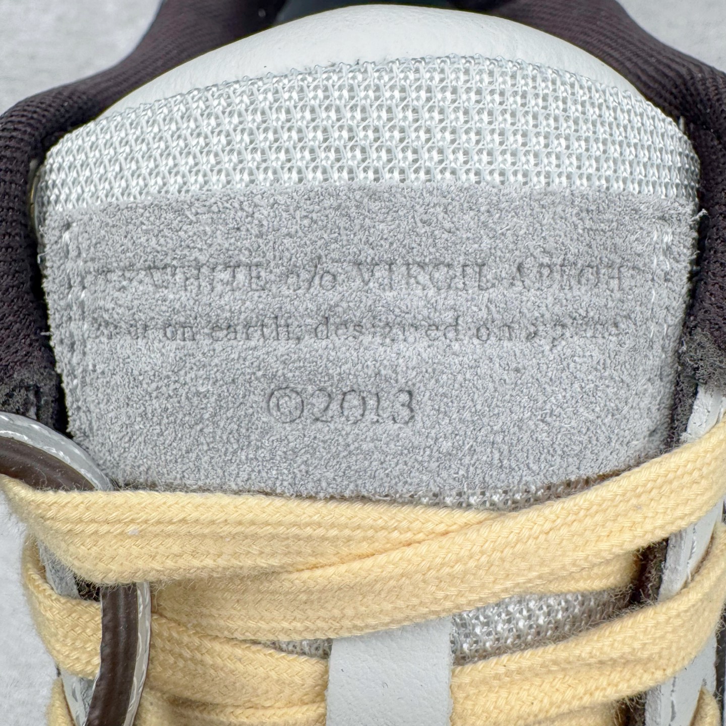 图片[14]-＃KX OFF-WHITE Out Of Office OW低帮时尚板鞋 全套原楦原纸版原鞋开模 全网最正确的版型 独家私模大底 最大开发至46码 大厂出品 细节到位 官方原盒原配 100加配色陆更新 终端控货 优势供应 续众明星上脚 由经典配色打造 箭头符号、ZipTie 标签、1ogo印花等经典元素皆在此呈现 让人一眼明了 Off-White 的潮流身份 单品以黑白配色皮质制成 饰有品牌标志性 zip Tie 束线带吊牌 侧面饰有 Arrows 图案 展现出品牌对街头风格的偏爱 尺码：36 37 38 39 40 41 42 43 44 45 46-选品中心