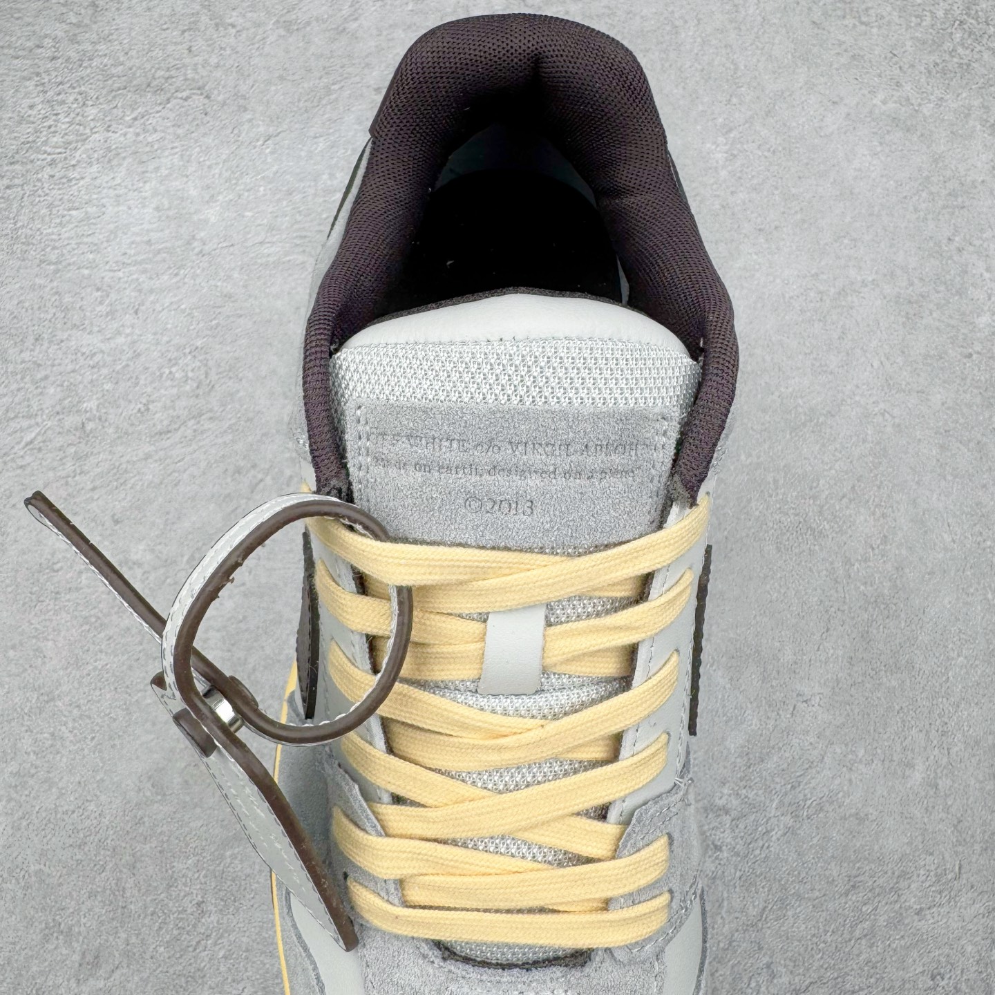 图片[5]-＃KX OFF-WHITE Out Of Office OW低帮时尚板鞋 全套原楦原纸版原鞋开模 全网最正确的版型 独家私模大底 最大开发至46码 大厂出品 细节到位 官方原盒原配 100加配色陆更新 终端控货 优势供应 续众明星上脚 由经典配色打造 箭头符号、ZipTie 标签、1ogo印花等经典元素皆在此呈现 让人一眼明了 Off-White 的潮流身份 单品以黑白配色皮质制成 饰有品牌标志性 zip Tie 束线带吊牌 侧面饰有 Arrows 图案 展现出品牌对街头风格的偏爱 尺码：36 37 38 39 40 41 42 43 44 45 46-选品中心