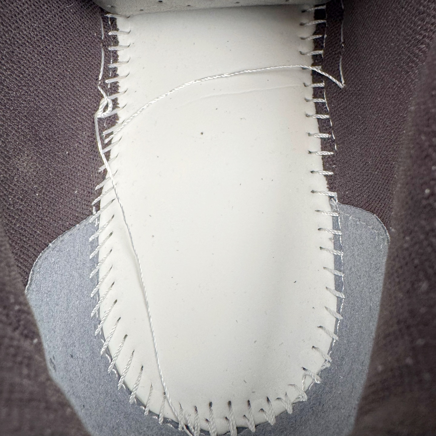 图片[11]-＃KX OFF-WHITE Out Of Office OW低帮时尚板鞋 全套原楦原纸版原鞋开模 全网最正确的版型 独家私模大底 最大开发至46码 大厂出品 细节到位 官方原盒原配 100加配色陆更新 终端控货 优势供应 续众明星上脚 由经典配色打造 箭头符号、ZipTie 标签、1ogo印花等经典元素皆在此呈现 让人一眼明了 Off-White 的潮流身份 单品以黑白配色皮质制成 饰有品牌标志性 zip Tie 束线带吊牌 侧面饰有 Arrows 图案 展现出品牌对街头风格的偏爱 尺码：36 37 38 39 40 41 42 43 44 45 46-选品中心