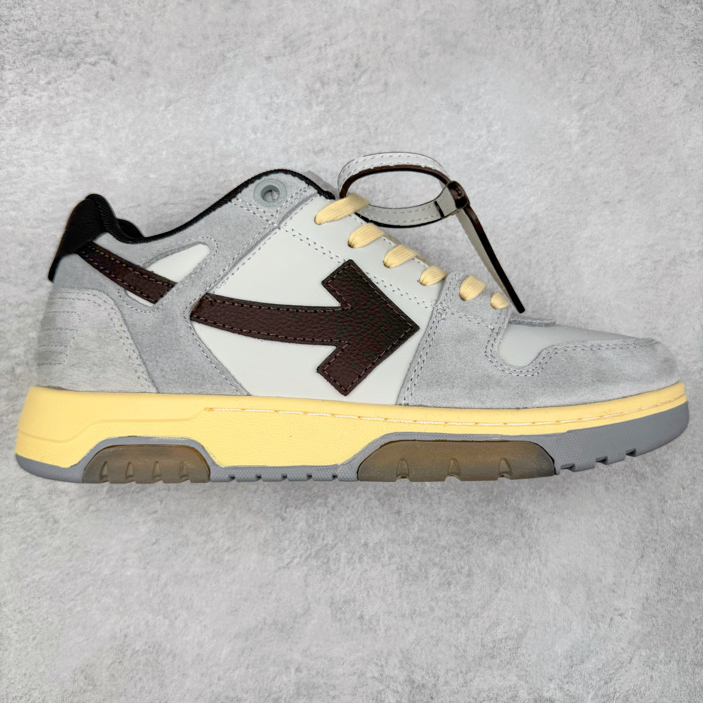 ＃KX OFF-WHITE Out Of Office OW低帮时尚板鞋 全套原楦原纸版原鞋开模 全网最正确的版型 独家私模大底 最大开发至46码 大厂出品 细节到位 官方原盒原配 100加配色陆更新 终端控货 优势供应 续众明星上脚 由经典配色打造 箭头符号、ZipTie 标签、1ogo印花等经典元素皆在此呈现 让人一眼明了 Off-White 的潮流身份 单品以黑白配色皮质制成 饰有品牌标志性 zip Tie 束线带吊牌 侧面饰有 Arrows 图案 展现出品牌对街头风格的偏爱 尺码：36 37 38 39 40 41 42 43 44 45 46-选品中心