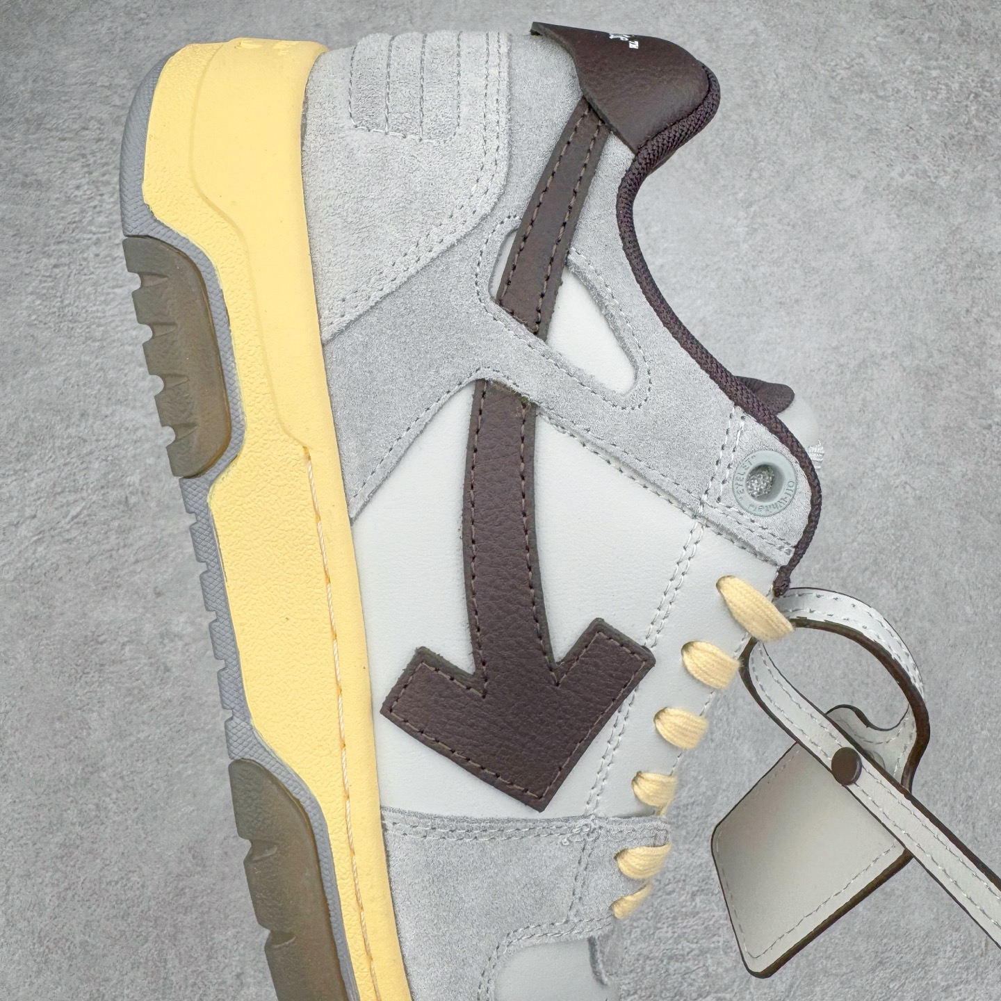 图片[6]-＃KX OFF-WHITE Out Of Office OW低帮时尚板鞋 全套原楦原纸版原鞋开模 全网最正确的版型 独家私模大底 最大开发至46码 大厂出品 细节到位 官方原盒原配 100加配色陆更新 终端控货 优势供应 续众明星上脚 由经典配色打造 箭头符号、ZipTie 标签、1ogo印花等经典元素皆在此呈现 让人一眼明了 Off-White 的潮流身份 单品以黑白配色皮质制成 饰有品牌标志性 zip Tie 束线带吊牌 侧面饰有 Arrows 图案 展现出品牌对街头风格的偏爱 尺码：36 37 38 39 40 41 42 43 44 45 46-选品中心