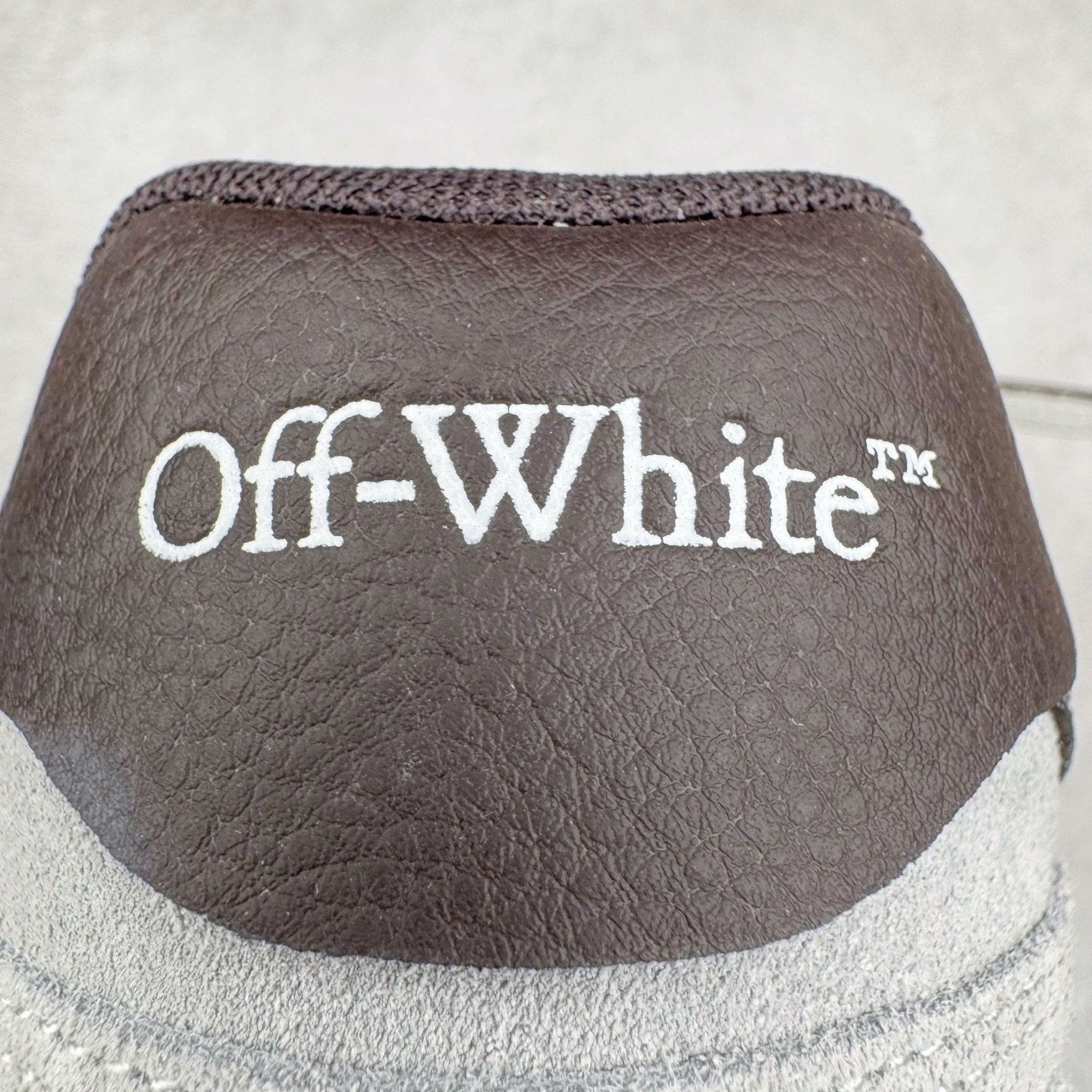 图片[20]-＃KX OFF-WHITE Out Of Office OW低帮时尚板鞋 全套原楦原纸版原鞋开模 全网最正确的版型 独家私模大底 最大开发至46码 大厂出品 细节到位 官方原盒原配 100加配色陆更新 终端控货 优势供应 续众明星上脚 由经典配色打造 箭头符号、ZipTie 标签、1ogo印花等经典元素皆在此呈现 让人一眼明了 Off-White 的潮流身份 单品以黑白配色皮质制成 饰有品牌标志性 zip Tie 束线带吊牌 侧面饰有 Arrows 图案 展现出品牌对街头风格的偏爱 尺码：36 37 38 39 40 41 42 43 44 45 46-选品中心