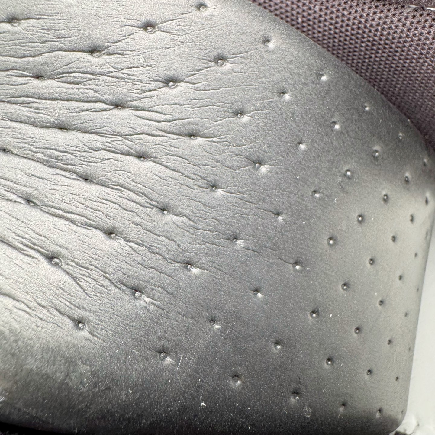 图片[10]-＃KX OFF-WHITE Out Of Office OW低帮时尚板鞋 全套原楦原纸版原鞋开模 全网最正确的版型 独家私模大底 最大开发至46码 大厂出品 细节到位 官方原盒原配 100加配色陆更新 终端控货 优势供应 续众明星上脚 由经典配色打造 箭头符号、ZipTie 标签、1ogo印花等经典元素皆在此呈现 让人一眼明了 Off-White 的潮流身份 单品以黑白配色皮质制成 饰有品牌标志性 zip Tie 束线带吊牌 侧面饰有 Arrows 图案 展现出品牌对街头风格的偏爱 尺码：36 37 38 39 40 41 42 43 44 45 46-选品中心