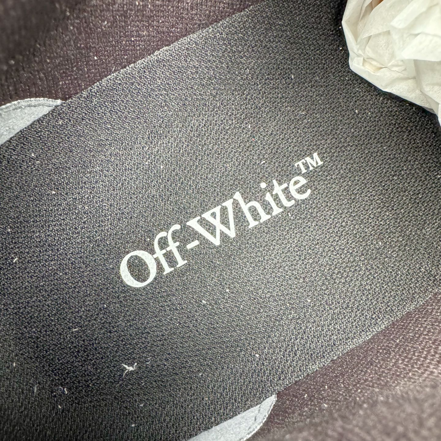 图片[12]-＃KX OFF-WHITE Out Of Office OW低帮时尚板鞋 全套原楦原纸版原鞋开模 全网最正确的版型 独家私模大底 最大开发至46码 大厂出品 细节到位 官方原盒原配 100加配色陆更新 终端控货 优势供应 续众明星上脚 由经典配色打造 箭头符号、ZipTie 标签、1ogo印花等经典元素皆在此呈现 让人一眼明了 Off-White 的潮流身份 单品以黑白配色皮质制成 饰有品牌标志性 zip Tie 束线带吊牌 侧面饰有 Arrows 图案 展现出品牌对街头风格的偏爱 尺码：36 37 38 39 40 41 42 43 44 45 46-选品中心