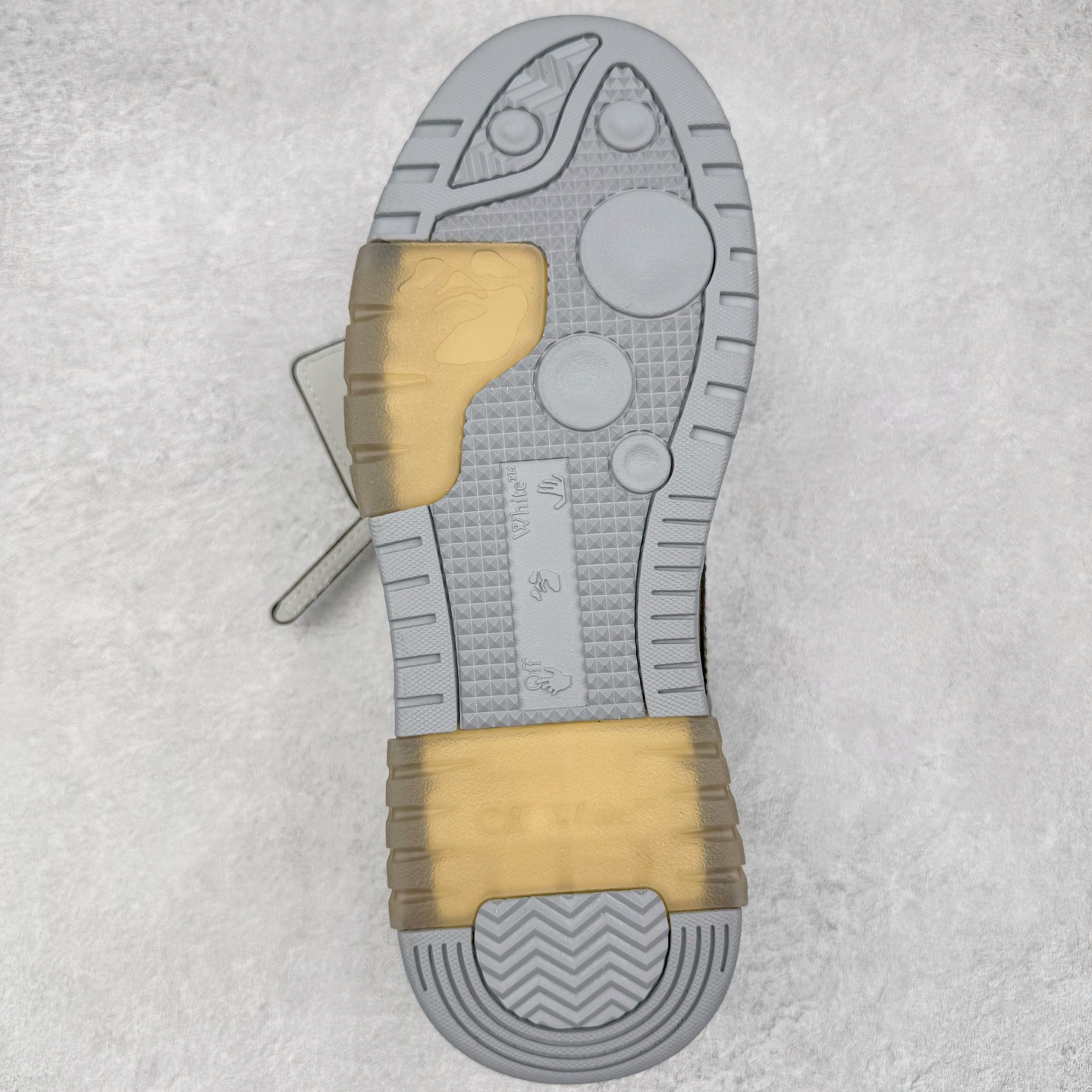 图片[9]-＃KX OFF-WHITE Out Of Office OW低帮时尚板鞋 全套原楦原纸版原鞋开模 全网最正确的版型 独家私模大底 最大开发至46码 大厂出品 细节到位 官方原盒原配 100加配色陆更新 终端控货 优势供应 续众明星上脚 由经典配色打造 箭头符号、ZipTie 标签、1ogo印花等经典元素皆在此呈现 让人一眼明了 Off-White 的潮流身份 单品以黑白配色皮质制成 饰有品牌标志性 zip Tie 束线带吊牌 侧面饰有 Arrows 图案 展现出品牌对街头风格的偏爱 尺码：36 37 38 39 40 41 42 43 44 45 46-选品中心