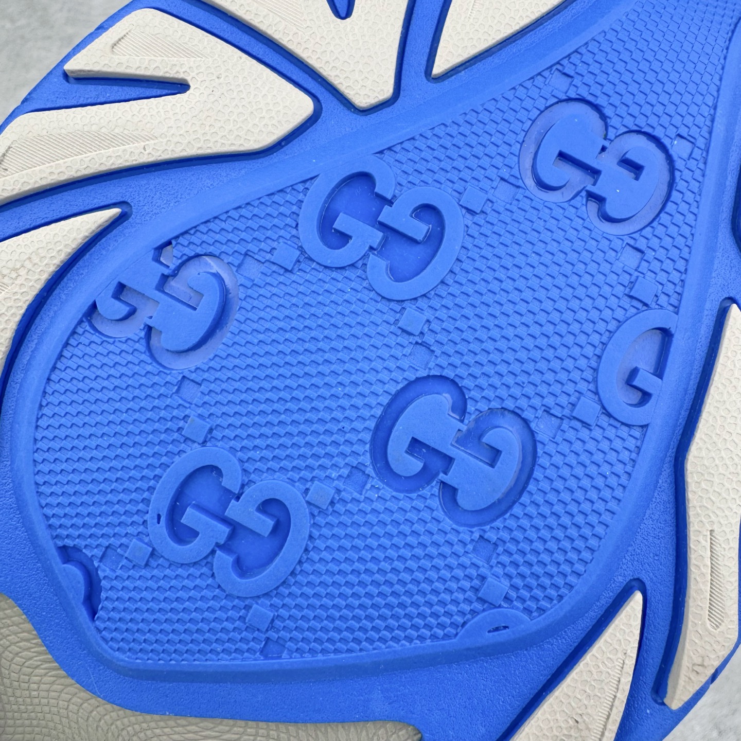 图片[18]-＃纯原 GUCCI 古驰皮革圆头抽绳低帮生活休闲鞋 Gucci（古驰）是源于意大利的时装奢饰品牌，是全球奢侈品品牌之一。由古驰奥•古驰在1921年于意大利佛罗伦萨创办。古驰的严品包括时装、皮具、皮鞋、手表、领带、丝巾、香水、家居用品及宠物用品等，借由其独特的创意和革新，以及精湛的意大利工艺闻名于世。GUCCl品牌时装一向以高档、豪华、性感而闻名于世，以“身份与财富之象征”品牌形象成为富有上流社会的消费宠儿。古驰—-永恒而经典并深受明星们的青睐，品牌灵感源自演员，公主和名媛等杰出女性。实拍调校N版已经零色差零失真 百分百还原实物色彩所见即所得 不存在货不对板色差等低级问题 选购参考实物拍摄 不混卖不参货 只用心做好货严格选品 承诺混一赔十 尺码：36 37 38 39 40 41 42 43 44 45-选品中心