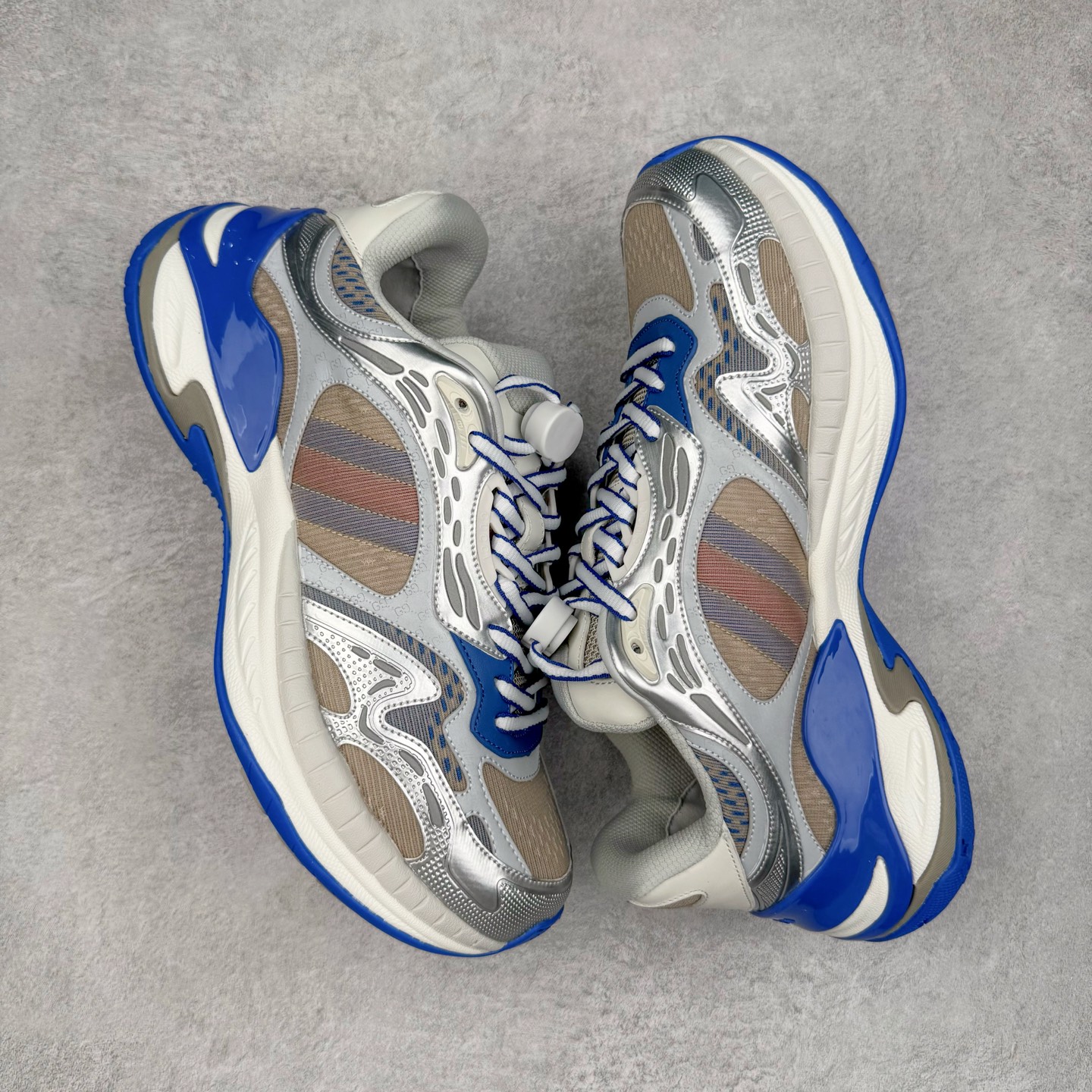 图片[3]-＃纯原 GUCCI 古驰皮革圆头抽绳低帮生活休闲鞋 Gucci（古驰）是源于意大利的时装奢饰品牌，是全球奢侈品品牌之一。由古驰奥•古驰在1921年于意大利佛罗伦萨创办。古驰的严品包括时装、皮具、皮鞋、手表、领带、丝巾、香水、家居用品及宠物用品等，借由其独特的创意和革新，以及精湛的意大利工艺闻名于世。GUCCl品牌时装一向以高档、豪华、性感而闻名于世，以“身份与财富之象征”品牌形象成为富有上流社会的消费宠儿。古驰—-永恒而经典并深受明星们的青睐，品牌灵感源自演员，公主和名媛等杰出女性。实拍调校N版已经零色差零失真 百分百还原实物色彩所见即所得 不存在货不对板色差等低级问题 选购参考实物拍摄 不混卖不参货 只用心做好货严格选品 承诺混一赔十 尺码：36 37 38 39 40 41 42 43 44 45-选品中心