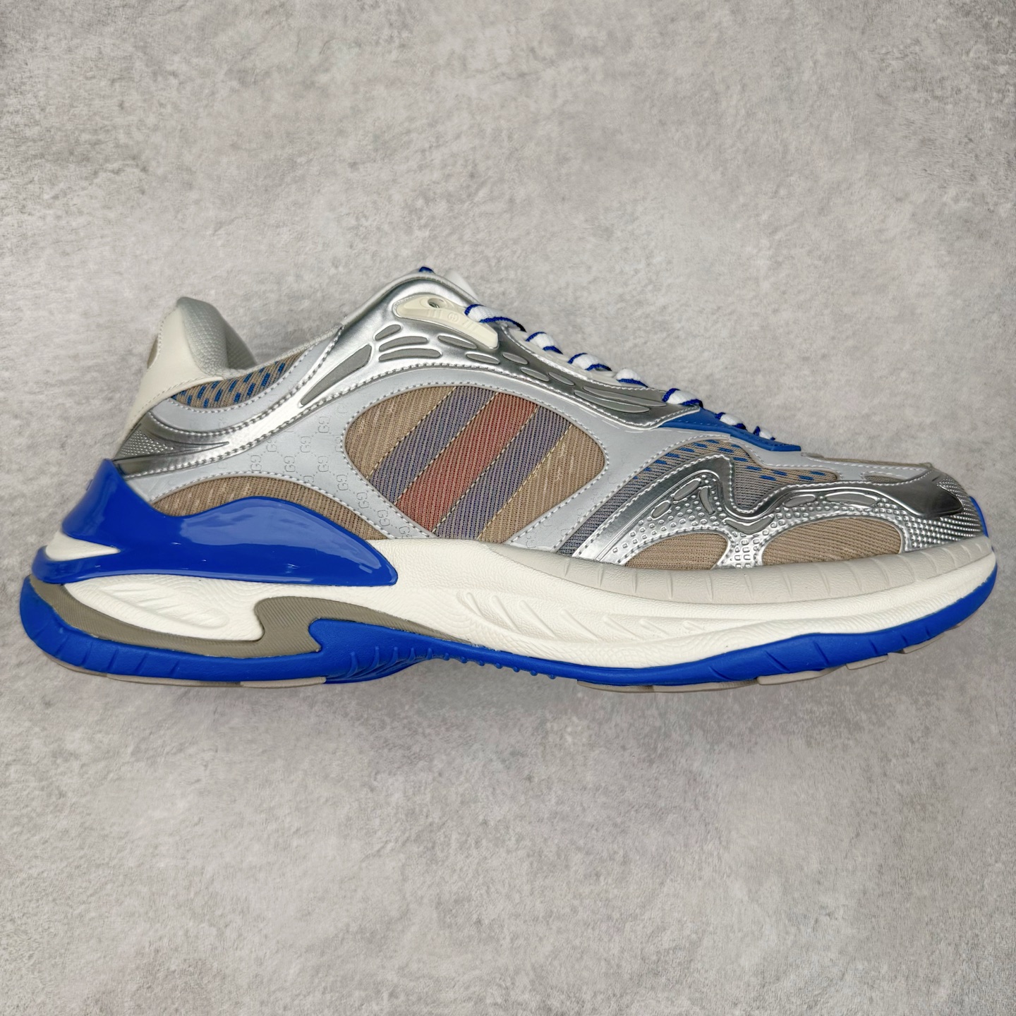 ＃纯原 GUCCI 古驰皮革圆头抽绳低帮生活休闲鞋 Gucci（古驰）是源于意大利的时装奢饰品牌，是全球奢侈品品牌之一。由古驰奥•古驰在1921年于意大利佛罗伦萨创办。古驰的严品包括时装、皮具、皮鞋、手表、领带、丝巾、香水、家居用品及宠物用品等，借由其独特的创意和革新，以及精湛的意大利工艺闻名于世。GUCCl品牌时装一向以高档、豪华、性感而闻名于世，以“身份与财富之象征”品牌形象成为富有上流社会的消费宠儿。古驰—-永恒而经典并深受明星们的青睐，品牌灵感源自演员，公主和名媛等杰出女性。实拍调校N版已经零色差零失真 百分百还原实物色彩所见即所得 不存在货不对板色差等低级问题 选购参考实物拍摄 不混卖不参货 只用心做好货严格选品 承诺混一赔十 尺码：36 37 38 39 40 41 42 43 44 45-选品中心