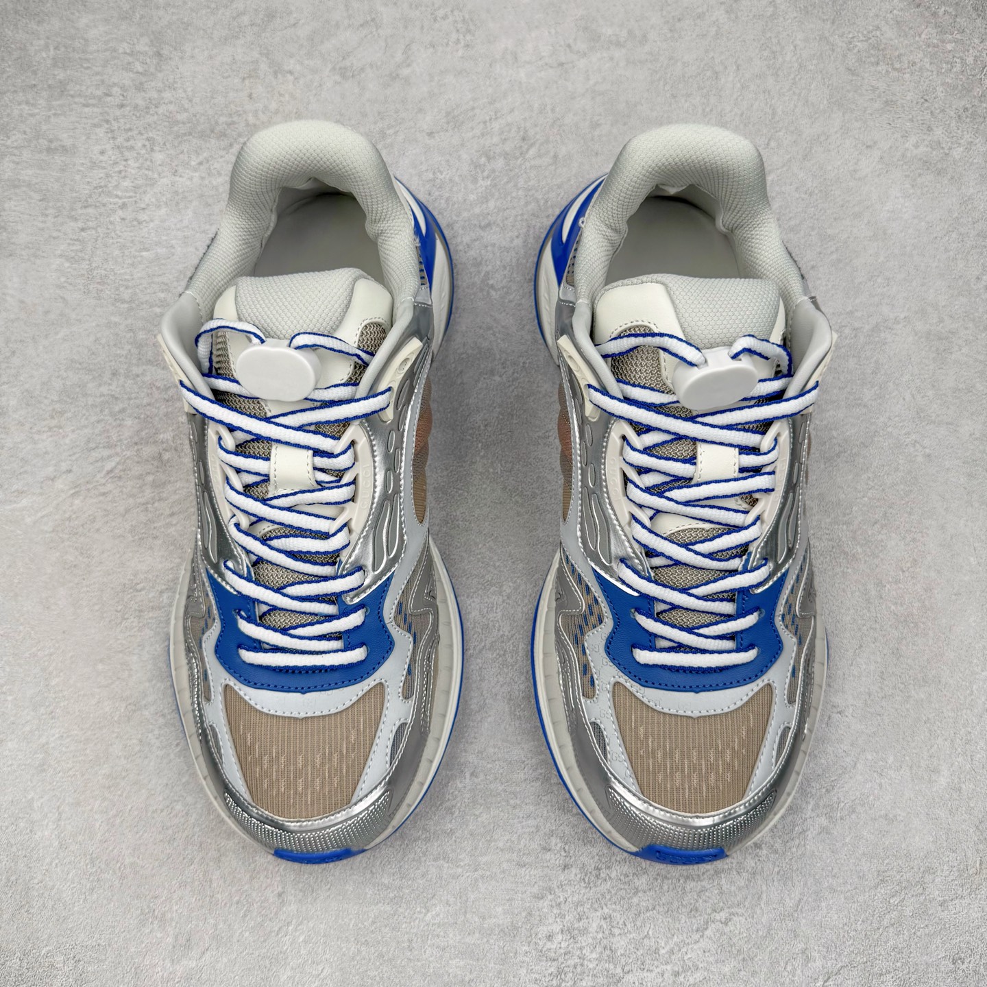 图片[2]-＃纯原 GUCCI 古驰皮革圆头抽绳低帮生活休闲鞋 Gucci（古驰）是源于意大利的时装奢饰品牌，是全球奢侈品品牌之一。由古驰奥•古驰在1921年于意大利佛罗伦萨创办。古驰的严品包括时装、皮具、皮鞋、手表、领带、丝巾、香水、家居用品及宠物用品等，借由其独特的创意和革新，以及精湛的意大利工艺闻名于世。GUCCl品牌时装一向以高档、豪华、性感而闻名于世，以“身份与财富之象征”品牌形象成为富有上流社会的消费宠儿。古驰—-永恒而经典并深受明星们的青睐，品牌灵感源自演员，公主和名媛等杰出女性。实拍调校N版已经零色差零失真 百分百还原实物色彩所见即所得 不存在货不对板色差等低级问题 选购参考实物拍摄 不混卖不参货 只用心做好货严格选品 承诺混一赔十 尺码：36 37 38 39 40 41 42 43 44 45-选品中心