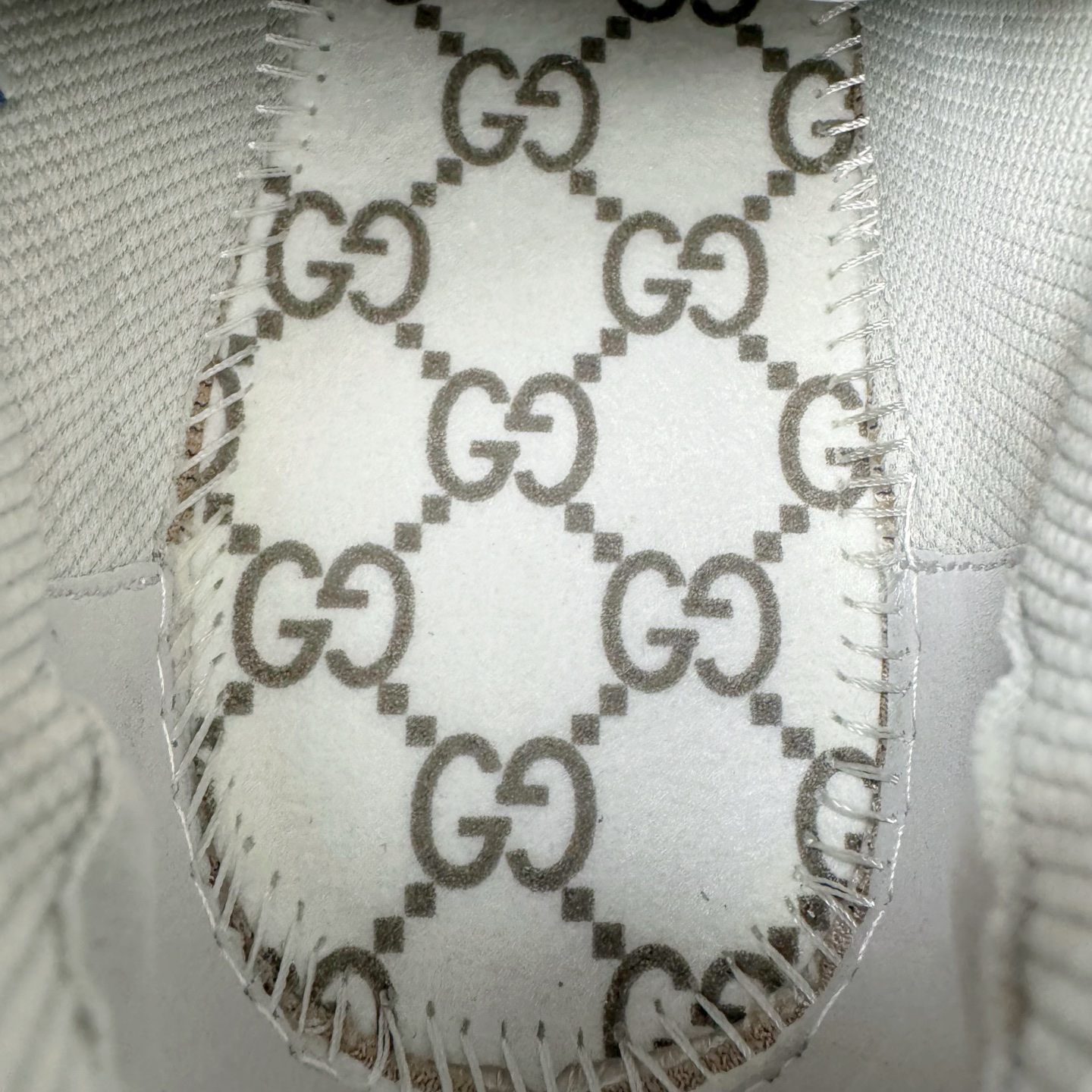 图片[10]-＃纯原 GUCCI 古驰皮革圆头抽绳低帮生活休闲鞋 Gucci（古驰）是源于意大利的时装奢饰品牌，是全球奢侈品品牌之一。由古驰奥•古驰在1921年于意大利佛罗伦萨创办。古驰的严品包括时装、皮具、皮鞋、手表、领带、丝巾、香水、家居用品及宠物用品等，借由其独特的创意和革新，以及精湛的意大利工艺闻名于世。GUCCl品牌时装一向以高档、豪华、性感而闻名于世，以“身份与财富之象征”品牌形象成为富有上流社会的消费宠儿。古驰—-永恒而经典并深受明星们的青睐，品牌灵感源自演员，公主和名媛等杰出女性。实拍调校N版已经零色差零失真 百分百还原实物色彩所见即所得 不存在货不对板色差等低级问题 选购参考实物拍摄 不混卖不参货 只用心做好货严格选品 承诺混一赔十 尺码：36 37 38 39 40 41 42 43 44 45-选品中心