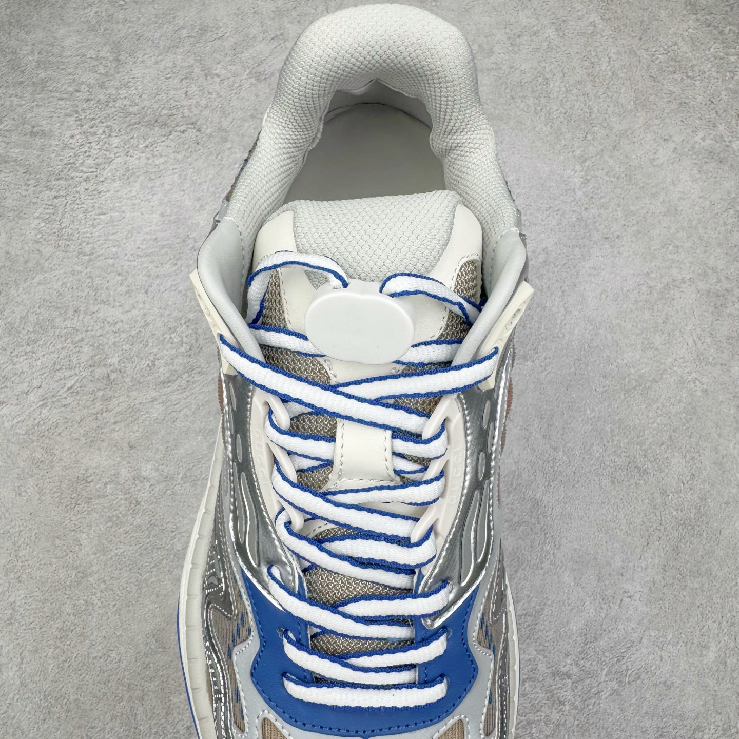 图片[5]-＃纯原 GUCCI 古驰皮革圆头抽绳低帮生活休闲鞋 Gucci（古驰）是源于意大利的时装奢饰品牌，是全球奢侈品品牌之一。由古驰奥•古驰在1921年于意大利佛罗伦萨创办。古驰的严品包括时装、皮具、皮鞋、手表、领带、丝巾、香水、家居用品及宠物用品等，借由其独特的创意和革新，以及精湛的意大利工艺闻名于世。GUCCl品牌时装一向以高档、豪华、性感而闻名于世，以“身份与财富之象征”品牌形象成为富有上流社会的消费宠儿。古驰—-永恒而经典并深受明星们的青睐，品牌灵感源自演员，公主和名媛等杰出女性。实拍调校N版已经零色差零失真 百分百还原实物色彩所见即所得 不存在货不对板色差等低级问题 选购参考实物拍摄 不混卖不参货 只用心做好货严格选品 承诺混一赔十 尺码：36 37 38 39 40 41 42 43 44 45-选品中心