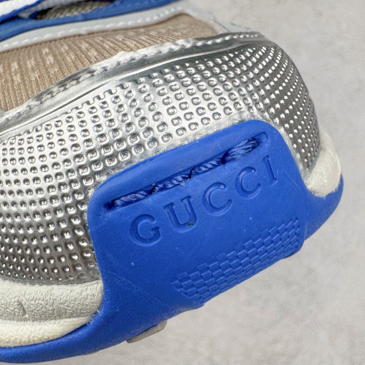 图片[11]-＃纯原 GUCCI 古驰皮革圆头抽绳低帮生活休闲鞋 Gucci（古驰）是源于意大利的时装奢饰品牌，是全球奢侈品品牌之一。由古驰奥•古驰在1921年于意大利佛罗伦萨创办。古驰的严品包括时装、皮具、皮鞋、手表、领带、丝巾、香水、家居用品及宠物用品等，借由其独特的创意和革新，以及精湛的意大利工艺闻名于世。GUCCl品牌时装一向以高档、豪华、性感而闻名于世，以“身份与财富之象征”品牌形象成为富有上流社会的消费宠儿。古驰—-永恒而经典并深受明星们的青睐，品牌灵感源自演员，公主和名媛等杰出女性。实拍调校N版已经零色差零失真 百分百还原实物色彩所见即所得 不存在货不对板色差等低级问题 选购参考实物拍摄 不混卖不参货 只用心做好货严格选品 承诺混一赔十 尺码：36 37 38 39 40 41 42 43 44 45-选品中心