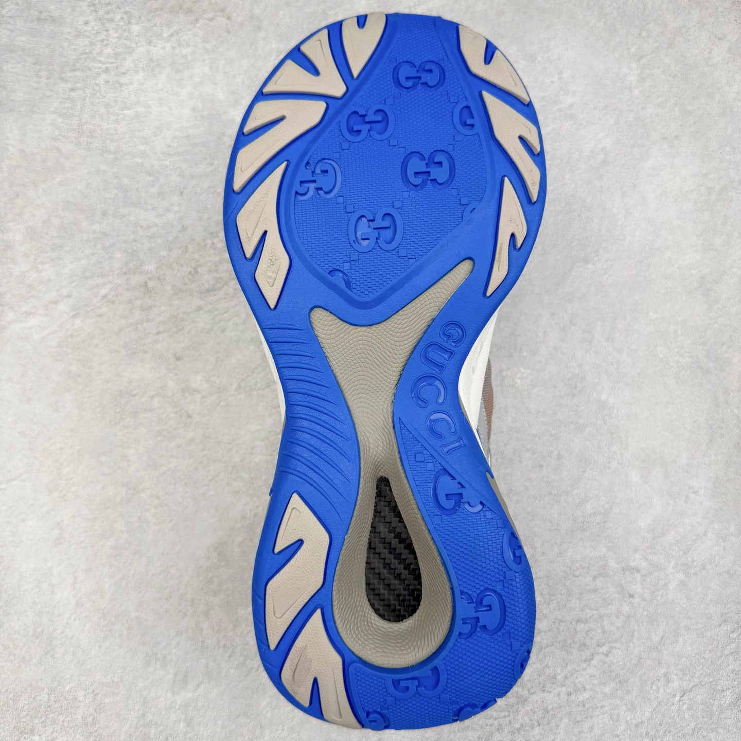 图片[9]-＃纯原 GUCCI 古驰皮革圆头抽绳低帮生活休闲鞋 Gucci（古驰）是源于意大利的时装奢饰品牌，是全球奢侈品品牌之一。由古驰奥•古驰在1921年于意大利佛罗伦萨创办。古驰的严品包括时装、皮具、皮鞋、手表、领带、丝巾、香水、家居用品及宠物用品等，借由其独特的创意和革新，以及精湛的意大利工艺闻名于世。GUCCl品牌时装一向以高档、豪华、性感而闻名于世，以“身份与财富之象征”品牌形象成为富有上流社会的消费宠儿。古驰—-永恒而经典并深受明星们的青睐，品牌灵感源自演员，公主和名媛等杰出女性。实拍调校N版已经零色差零失真 百分百还原实物色彩所见即所得 不存在货不对板色差等低级问题 选购参考实物拍摄 不混卖不参货 只用心做好货严格选品 承诺混一赔十 尺码：36 37 38 39 40 41 42 43 44 45-选品中心