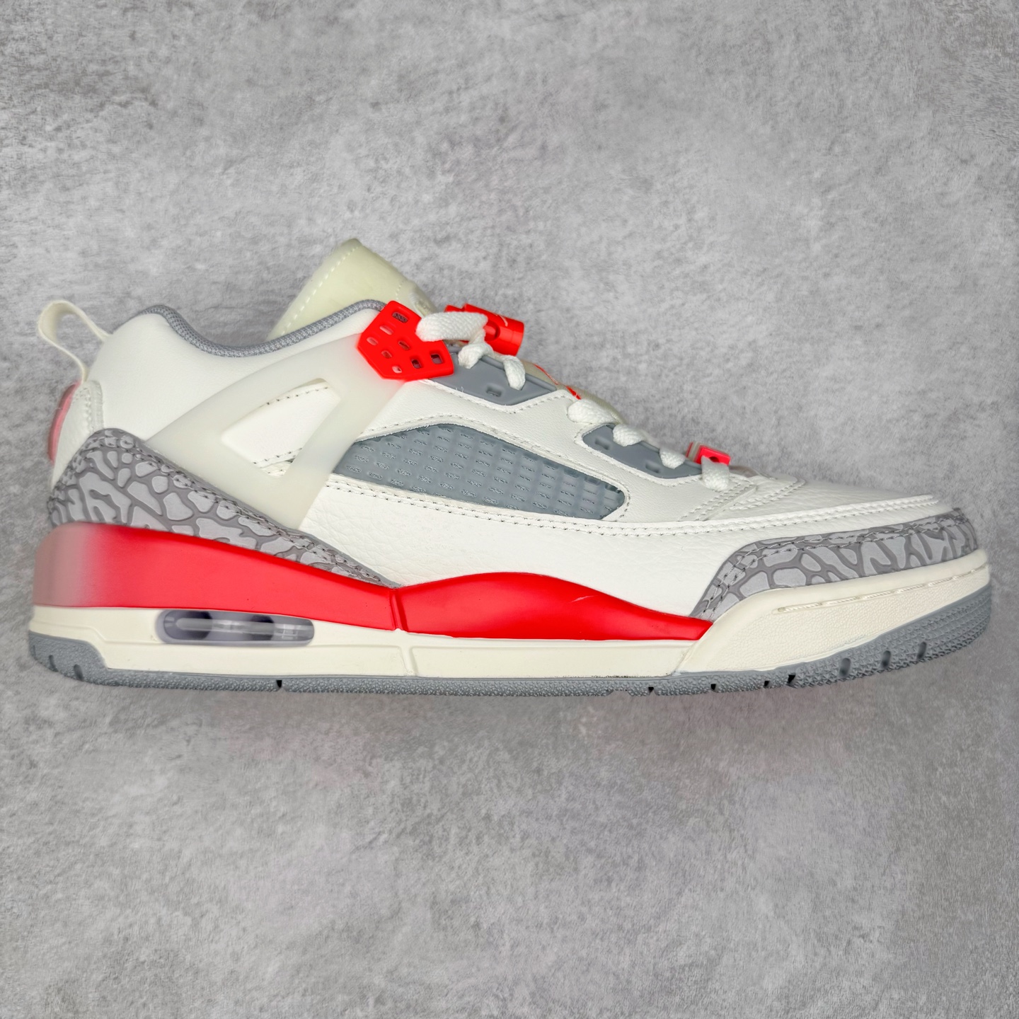 Jordan Spizike Low AJ复古低帮篮球鞋 HF8827-100 这款鞋子著名导演斯派克李的Jordan Spizike专属 预计于明年夏季推出全新低帮版本 将包括三款配色 经典爆裂纹非常复古 两款配色分别以大学红和黑曜石蓝进行区分 鞋身设计中依旧带有大象爆裂纹、鞋侧束带、塑胶网布等经典元素 之后 在鞋舌、内衬以及鞋底等位置缀以大学红和黑曜石蓝搭配 带来全新造型 尺码：36 36.5 37.5 38 38.5 39 40 40.5 41 42 42.5 43 44 44.5 45 46 47.5-选品中心