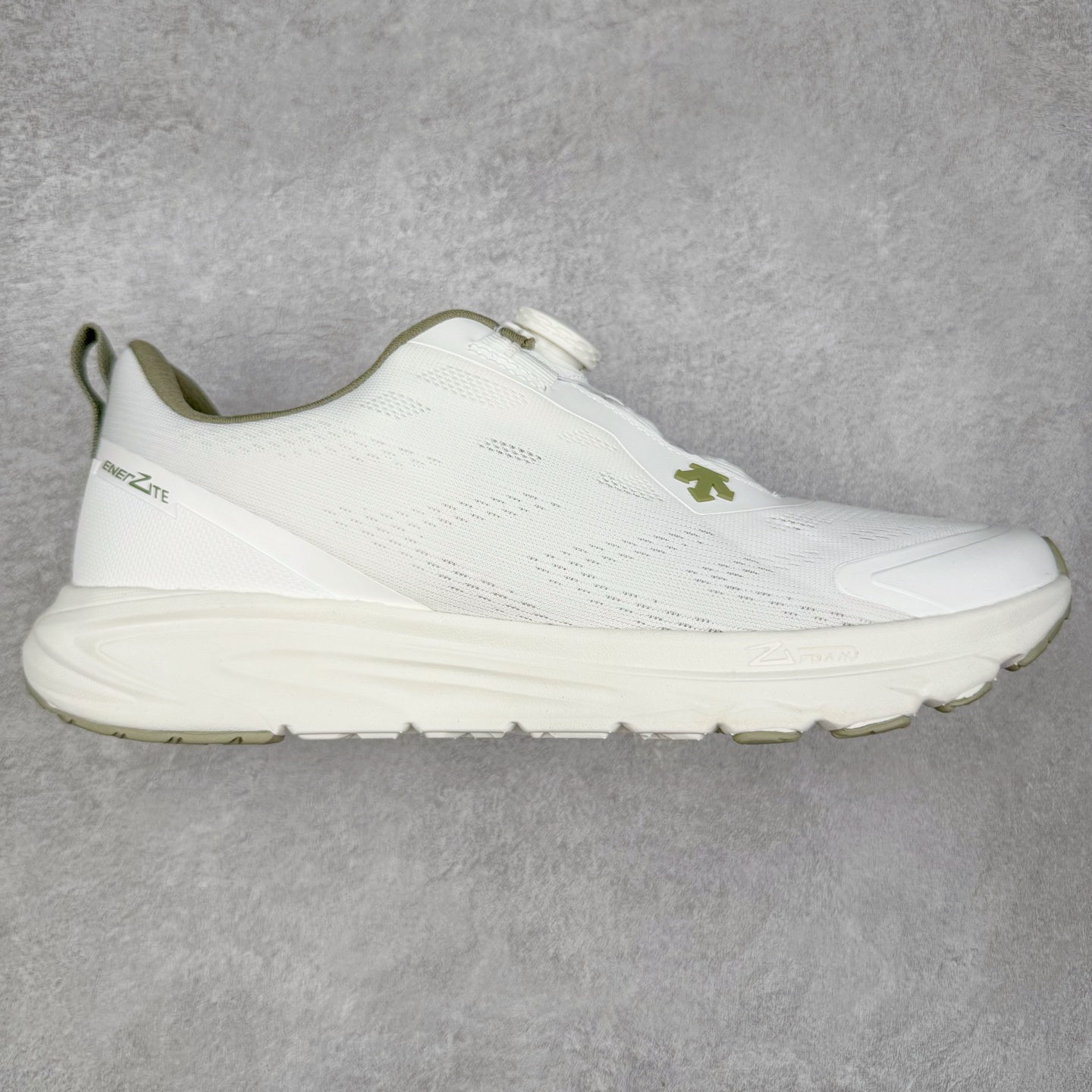 ＃HP DESCENTE RUNNING BOA 迪桑特透气防滑耐磨低帮跑步鞋 DESCENTE（迪桑特）创立于1935年，品牌名取自法语词汇，意为“滑降”。品牌箭头标识代表滑雪的三种技术“高速直线滑行”、“穿越”和“侧滑”，也寓意品牌在打造高端专业运动产品中不断追求完美的创新精神，致力于成为中国高端专业滑雪、综训、女子、铁人三项、高尔夫的第一品牌。尺码：39 40 40.5 41 42 42.5 43 44 44.5 45-选品中心