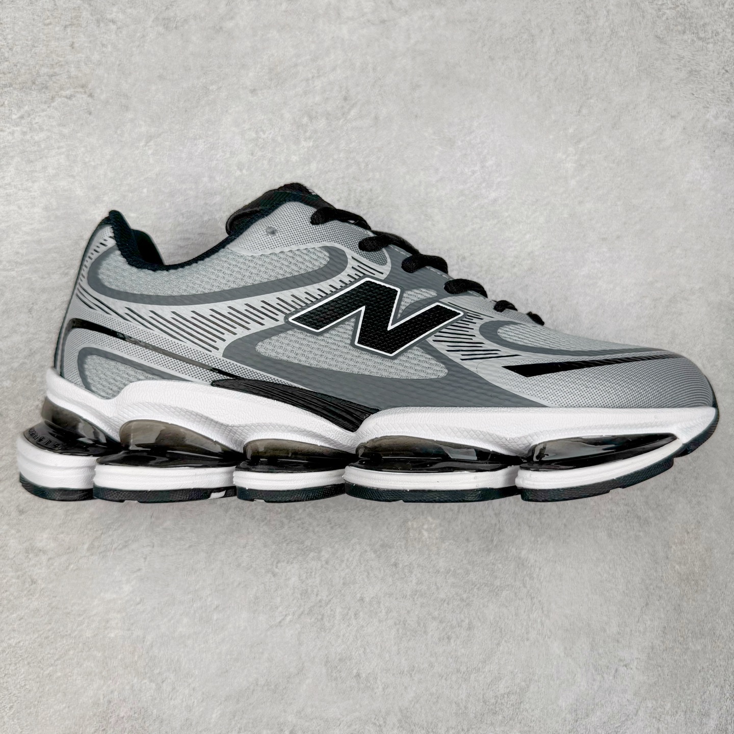 New Balance NB2000 舒适百搭防滑耐磨低帮 休闲跑步鞋 New Balance 在近两年的球鞋市场屡出奇招，在经典鞋型保持进一步增长的同时，推出的每一款新鞋型也都有傲人的战绩。在 327、9060 等鞋型获得成功之后，今天 New Balance 家族又迎来了新鲜血液的注入。这双 New Balance 2000 依然是融合了新旧元素的跑鞋造型，命名为 2000，或许是它的设计理念有着 Y2K 的血统。最大的亮点，在于这双鞋的中底。外侧以五个 ABZORB 单元，带来极具辨识度和冲击力的视觉效果，让这双鞋在外观和脚感方面都颇具吸引力。尺码：36 37 37.5 38 38.5 39 40 40.5 41 42 42.5 43 44 45 46-选品中心