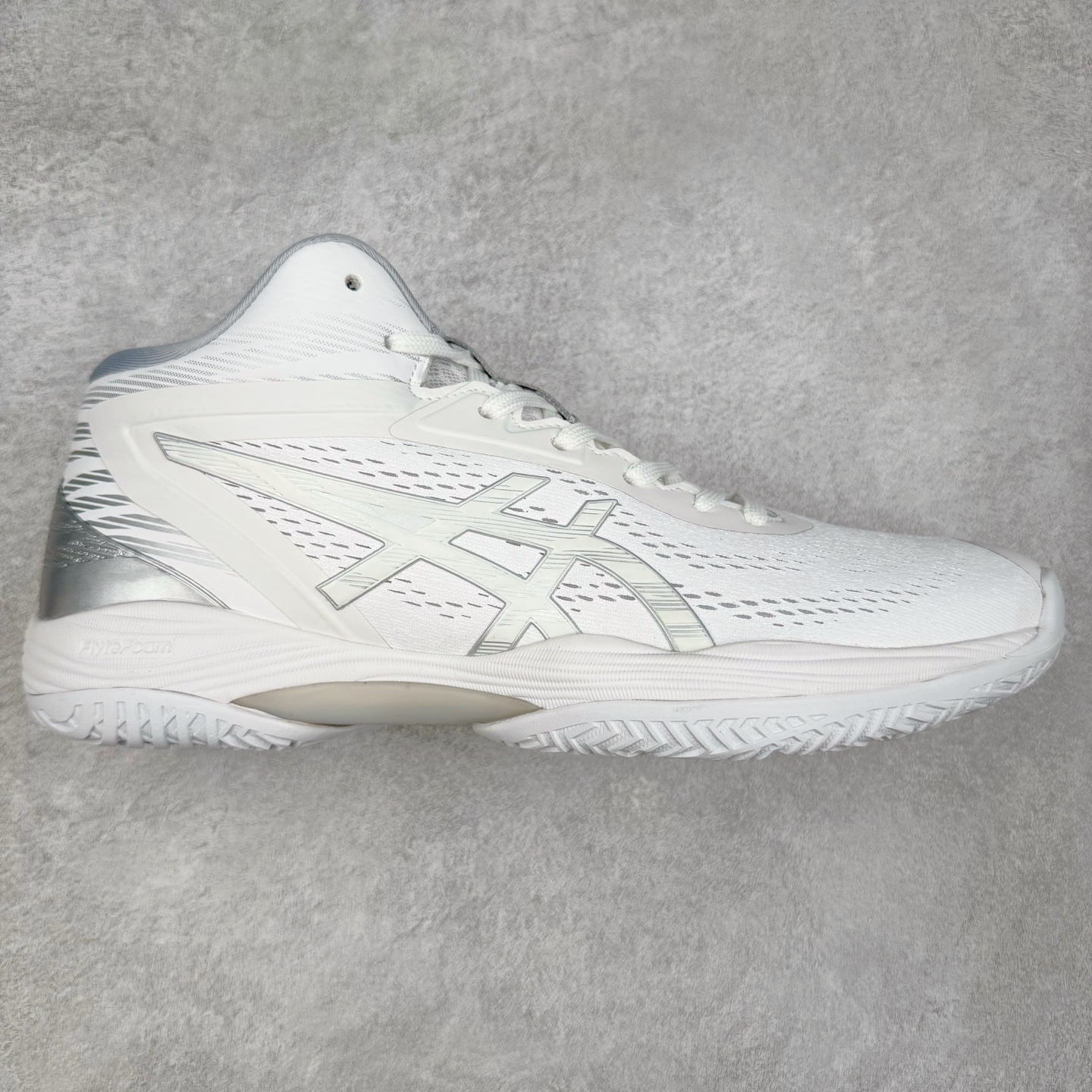 Asics Gel-Hoop V14 亚瑟士中帮舒适实战篮球鞋 鞋面采用新的U-THROAT不对称结构 是特别根据跑步跟中心点回转做的设计 来使包覆度提升 提供更柔韧的保护 同时能使脚步在弯曲时更灵活 尺码：40 40.5 41 42 42.5 43 44 44.5 45 46-选品中心