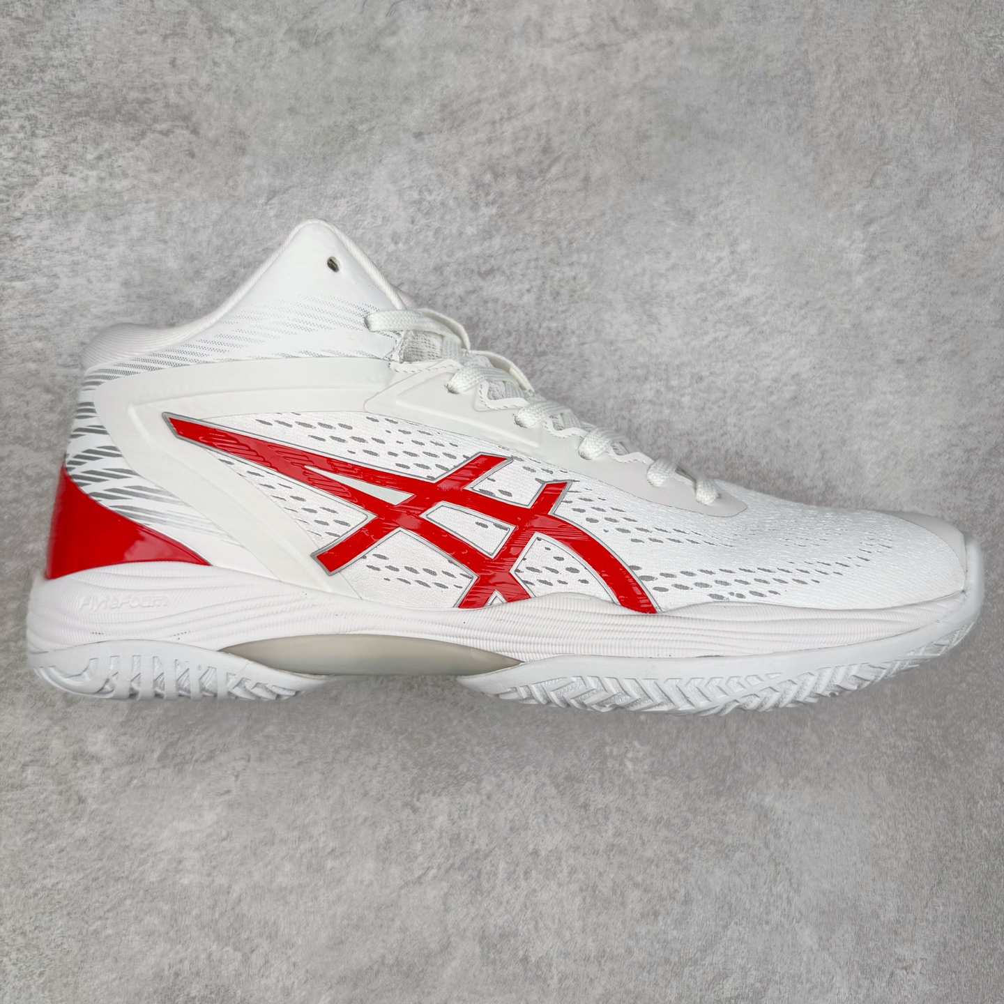 Asics Gel-Hoop V14 亚瑟士中帮舒适实战篮球鞋 鞋面采用新的U-THROAT不对称结构 是特别根据跑步跟中心点回转做的设计 来使包覆度提升 提供更柔韧的保护 同时能使脚步在弯曲时更灵活 尺码：40 40.5 41 42 42.5 43 44 44.5 45 46-选品中心