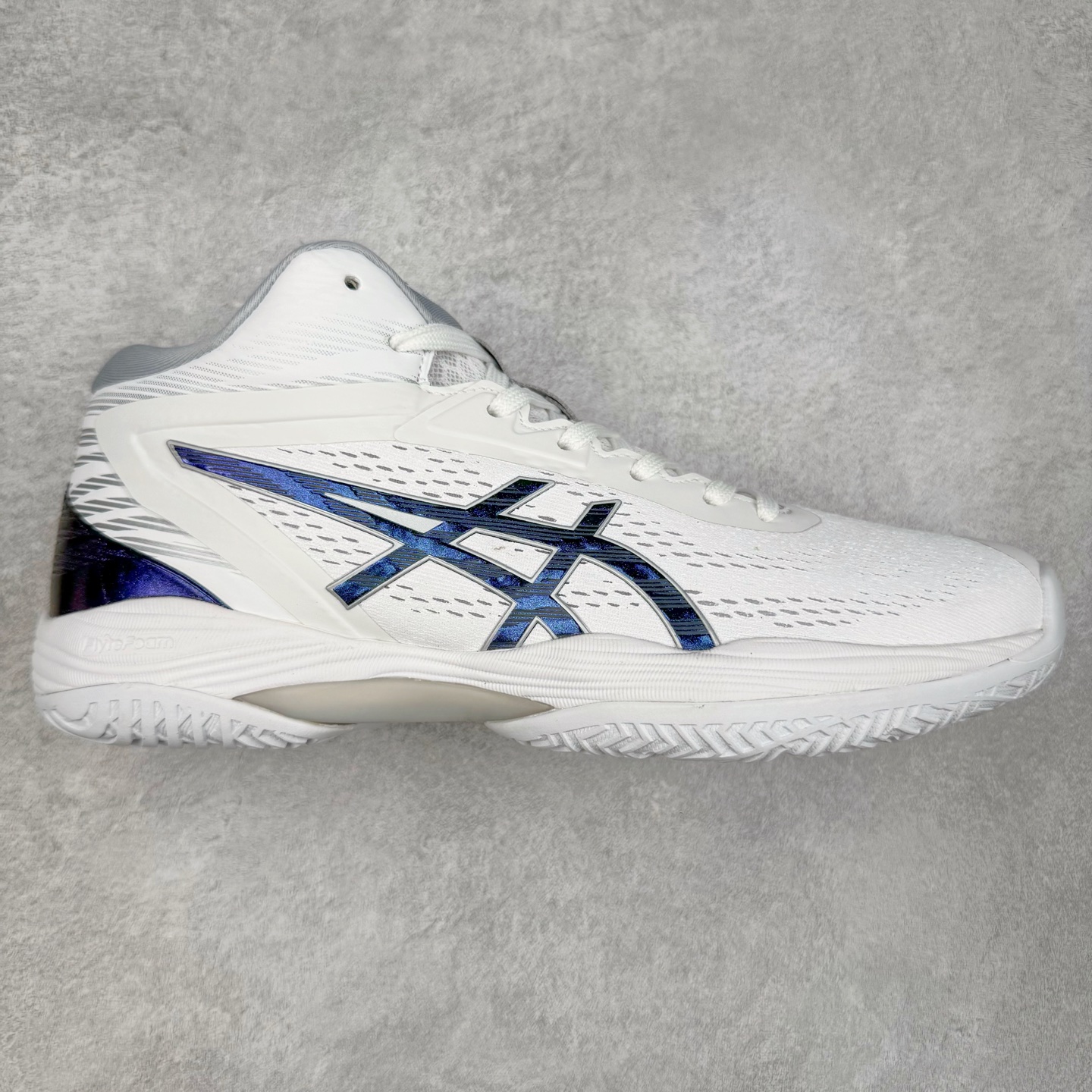 Asics Gel-Hoop V14 亚瑟士中帮舒适实战篮球鞋 鞋面采用新的U-THROAT不对称结构 是特别根据跑步跟中心点回转做的设计 来使包覆度提升 提供更柔韧的保护 同时能使脚步在弯曲时更灵活 尺码：40 40.5 41 42 42.5 43 44 44.5 45 46-选品中心