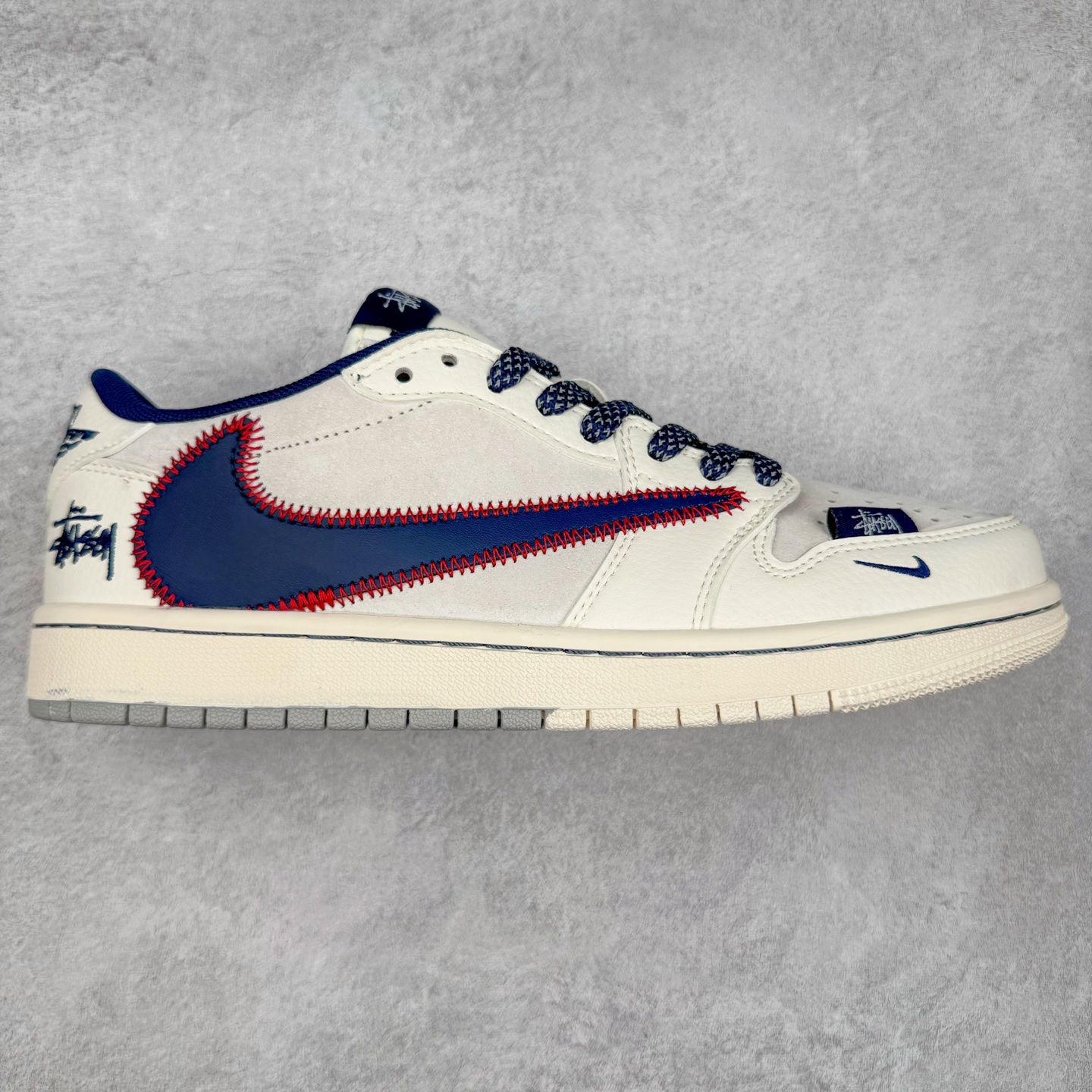 TS x Air Jordan AJ1 Low 倒钩低帮联名定制配色 SJ2068-134 原厂内置气垫魔块 A模大底 头层小牛皮 鞋舌AJ原厂专用牛津布+AJ专用反口珍珠布+原厂无杂质高弹内里海棉+特殊封边弹力鞋带 实拍调校N版已经零色差零失真 百分百还原实物色彩所见即所得 不存在货不对板色差等低级问题 选购参考实物拍摄 不混卖不参货 只用心做好货严格选品 承诺混一赔十 尺码：36 36.5 37.5 38 38.5 39 40 40.5 41 42 42.5 43 44 44.5 45-选品中心