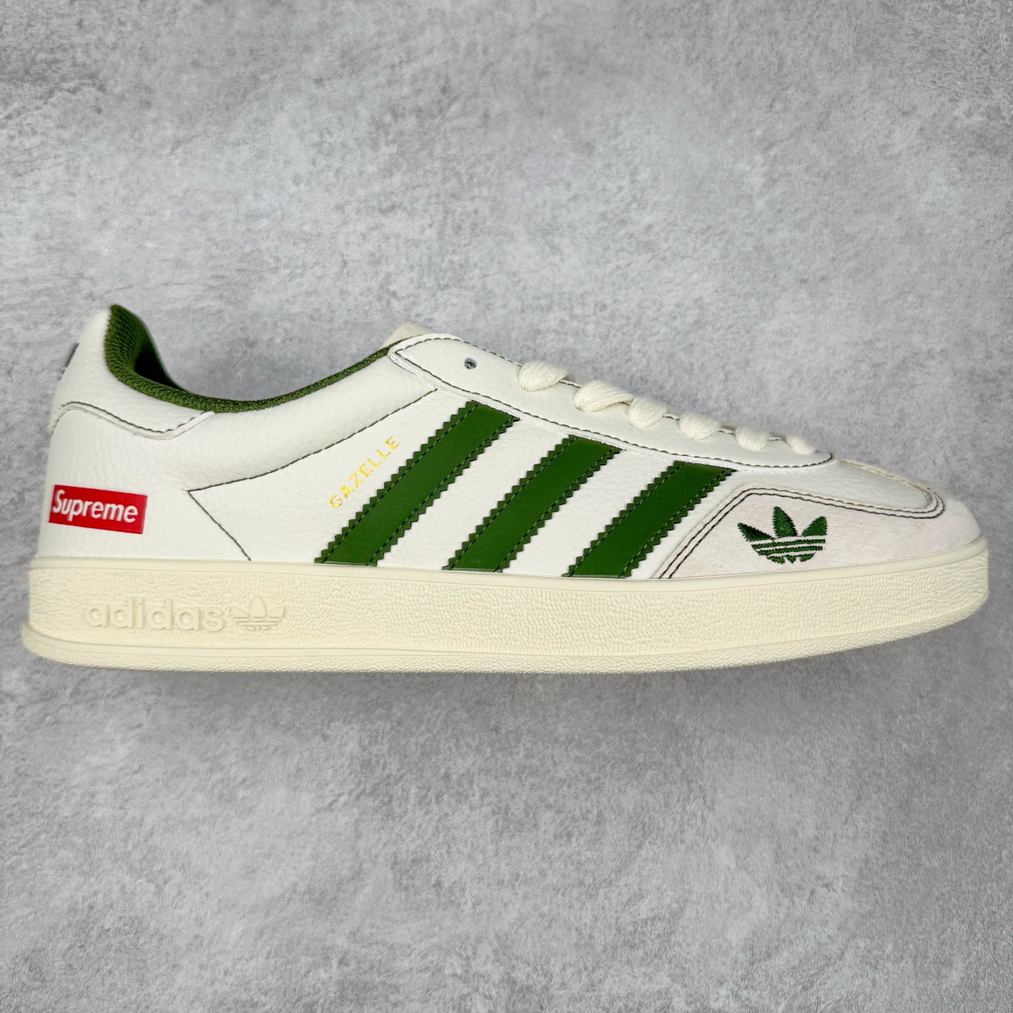 ＃C2 AD Gazelle Indoor Trainers 羚羊内训系列低帮复古百搭休闲运动德训风板鞋 XD1688- 103 90年代经典的复刻版！自60年代以足球训练鞋面世以来,Gazelle就以其经典设计席卷全球。1991年版本的复刻,再造经典Gazelle。采用皮革打造,搭配浊色细节,让这款经典更加简约。尺码：36 36⅔ 37⅓ 38 38⅔ 39⅓ 40 40⅔ 41⅓ 42 42⅔ 43⅓ 44⅓ 44⅔ 45-选品中心