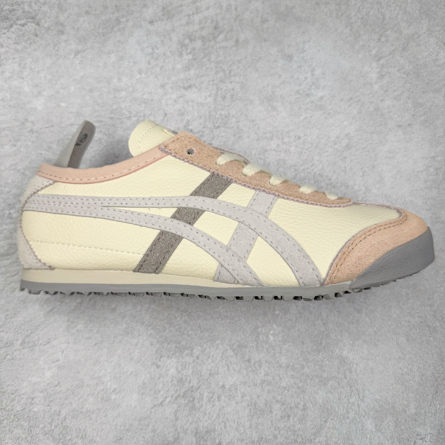 Asics Onitsuka Tiger MEXICO 66 亚瑟士鬼冢虎复古经典板鞋 市场王者选手 海外订单工厂出品 长期生产补货永不断码 超成熟稳定的做工品控 原装全套纸板楦头开发 原汁原味 完美呈现版型 私模正确鞋底咬花纹路 一比一鞋头弧度高度鞋身弧度 绝不口嗨 细节品控鞋型随意秒杀市面 原档咬花纹路私模大底 一个单元有六个三角形 总体形拼接呈现花瓣状 官方四联吊牌 原装Ortholite轻量化鞋垫 原盒原配 质保卡 说明书 钢印防尘纸 纸板中底带钢印 乳胶组合鞋垫 支持全方位的对比专柜 产品从款式颜色造型上体现出追求舒适和细节的完美 鞋类更是推崇手工制作的严谨与完美 融舒适性与可穿性的设计风格 注重细节的完美和别致魅力 既保持稳重 又不失轻松的时尚感 尺码：36 37 37.5 38 39 39.5 40 40.5 41.5 42 42.5 43.5 44 45-选品中心