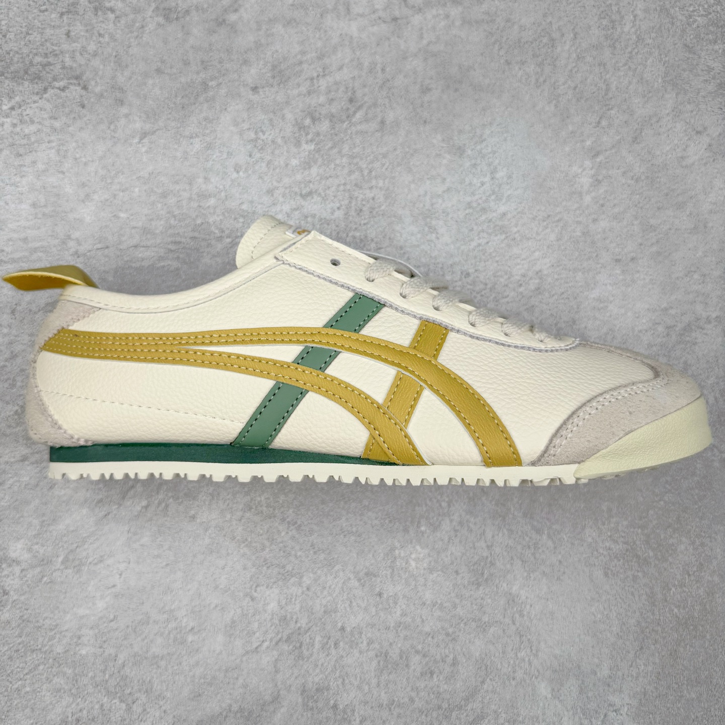 Asics Onitsuka Tiger MEXICO 66 亚瑟士鬼冢虎复古经典板鞋 市场王者选手 海外订单工厂出品 长期生产补货永不断码 超成熟稳定的做工品控 原装全套纸板楦头开发 原汁原味 完美呈现版型 私模正确鞋底咬花纹路 一比一鞋头弧度高度鞋身弧度 绝不口嗨 细节品控鞋型随意秒杀市面 原档咬花纹路私模大底 一个单元有六个三角形 总体形拼接呈现花瓣状 官方四联吊牌 原装Ortholite轻量化鞋垫 原盒原配 质保卡 说明书 钢印防尘纸 纸板中底带钢印 乳胶组合鞋垫 支持全方位的对比专柜 产品从款式颜色造型上体现出追求舒适和细节的完美 鞋类更是推崇手工制作的严谨与完美 融舒适性与可穿性的设计风格 注重细节的完美和别致魅力 既保持稳重 又不失轻松的时尚感 尺码：36 37 37.5 38 39 39.5 40 40.5 41.5 42 42.5 43.5 44 45-选品中心