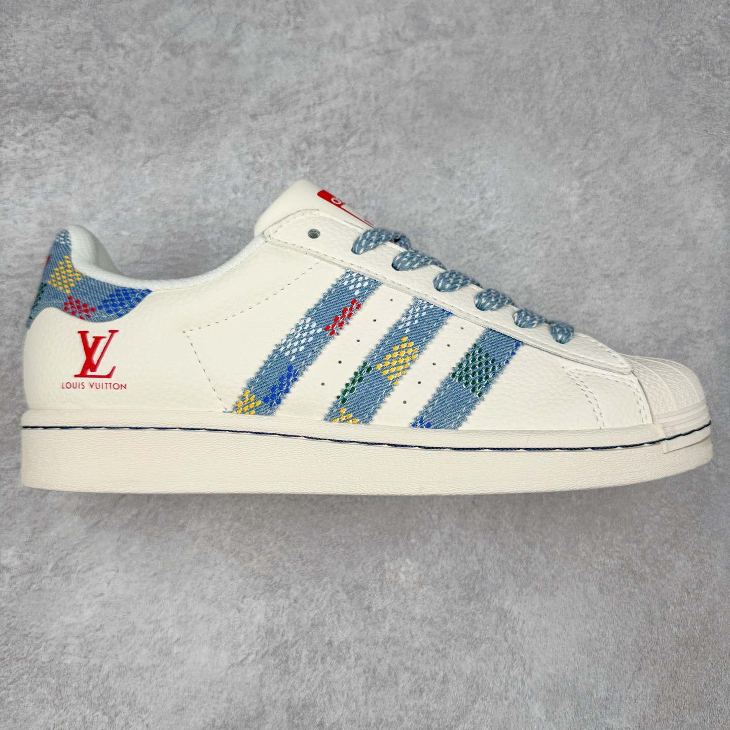 ＃C2 AD Originals Superstar 经典复古贝壳头板鞋 HS3084 诞生于1969年 是第一双将全皮面鞋 身与橡胶鞋头结合在一起的低帮篮球鞋 Superstar最开始 是作为高帮篮球鞋Pro Model的低帮版本而出现的 但因为其独特和醒目的橡胶鞋头造型而让大家熟知 被大家形象地称为\\\”shelltoe\\\”贝壳头 在70年代的美国职业篮球场上 接近3/4的NBA球员都将这双Superstar作为场上用鞋 80年代之后 经过不断的改良和发展 Superstar逐渐成为横跨时装、音乐、街头文化、休闲和运动等各大领域的时尚潮鞋 尺码：36 36.5 37 38 38.5 39 40 40.5 41 42 42.5 43 44 44.5 45-选品中心