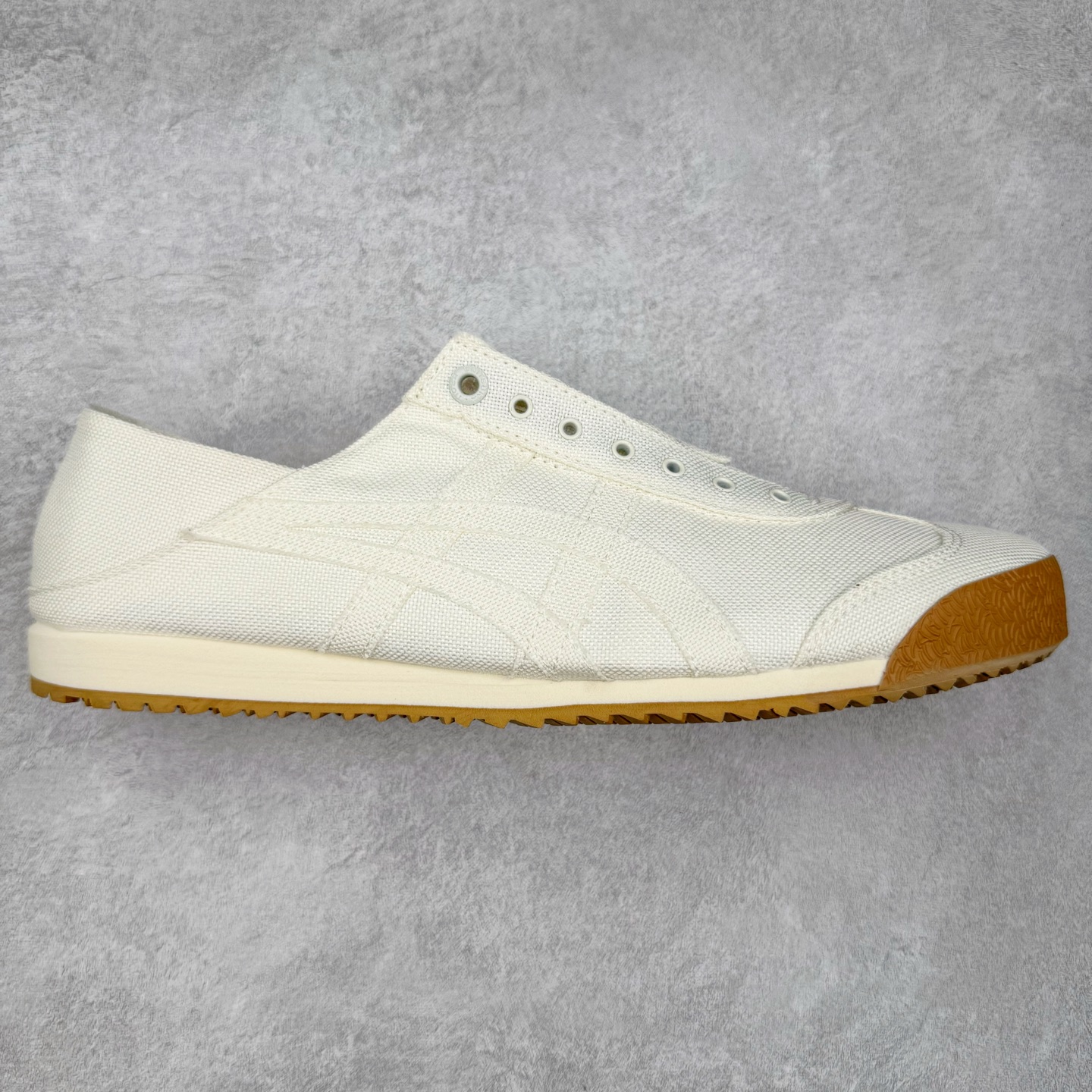 ＃C版 Asics Onitsuka Tiger MEXICO 66 亚瑟士鬼冢虎复古经典板鞋 CNY 龙年限定 白红 市场王者选手 海外订单工厂出品 长期生产补货永不断码 超成熟稳定的做工品控 原装全套纸板楦头开发 原汁原味 完美呈现版型 私模正确鞋底咬花纹路 一比一鞋头弧度高度鞋身弧度 绝不口嗨 细节品控鞋型随意秒杀市面 原档咬花纹路私模大底 一个单元有六个三角形 总体形拼接呈现花瓣状 官方四联吊牌 原装Ortholite轻量化鞋垫 原盒原配 质保卡 说明书 钢印防尘纸 纸板中底带钢印 乳胶组合鞋垫 支持全方位的对比专柜 产品从款式颜色造型上体现出追求舒适和细节的完美 鞋类更是推崇手工制作的严谨与完美 融舒适性与可穿性的设计风格 注重细节的完美和别致魅力 既保持稳重 又不失轻松的时尚感 尺码：36 37 37.5 38 39 39.5 40 40.5 41.5 42 42.5 43.5 44 45-选品中心