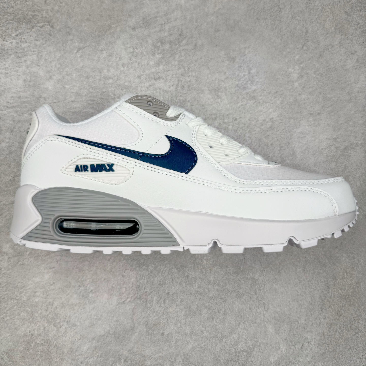 ＃MX版 NK Air MAX 90 气垫复古减震跑步鞋 IB7680-100 经典重温 独家陆续补货 外单专供大厂出品 品质稳定 一百余色 终端操作 Air Max 90于1990年推出 来自Air Max系列 在Air Max 1的基础上改进而得 增加了气垫面积 外型上也更为流线 最特別的就是加入了菱纹塑胶嵌板 为Air Max 90增添了许多潮流气息 皮革鞋面 造就出色耐穿性和支撑力 Max Air缓震配置搭配泡棉中底 令Air Max 90轻盈而舒适 华夫格橡胶外底 铸就Air Max 90非凡的抓地力 而Air Max 90不仅是一双跑鞋 它成功跨越了时间的演进 成为了球鞋文化与潮流圈中最熟为人知的鞋款之一 尺码：36 36.5 37.5 38 38.5 39 40 40.5 41 42 42.5 43 44 44.5 45-选品中心