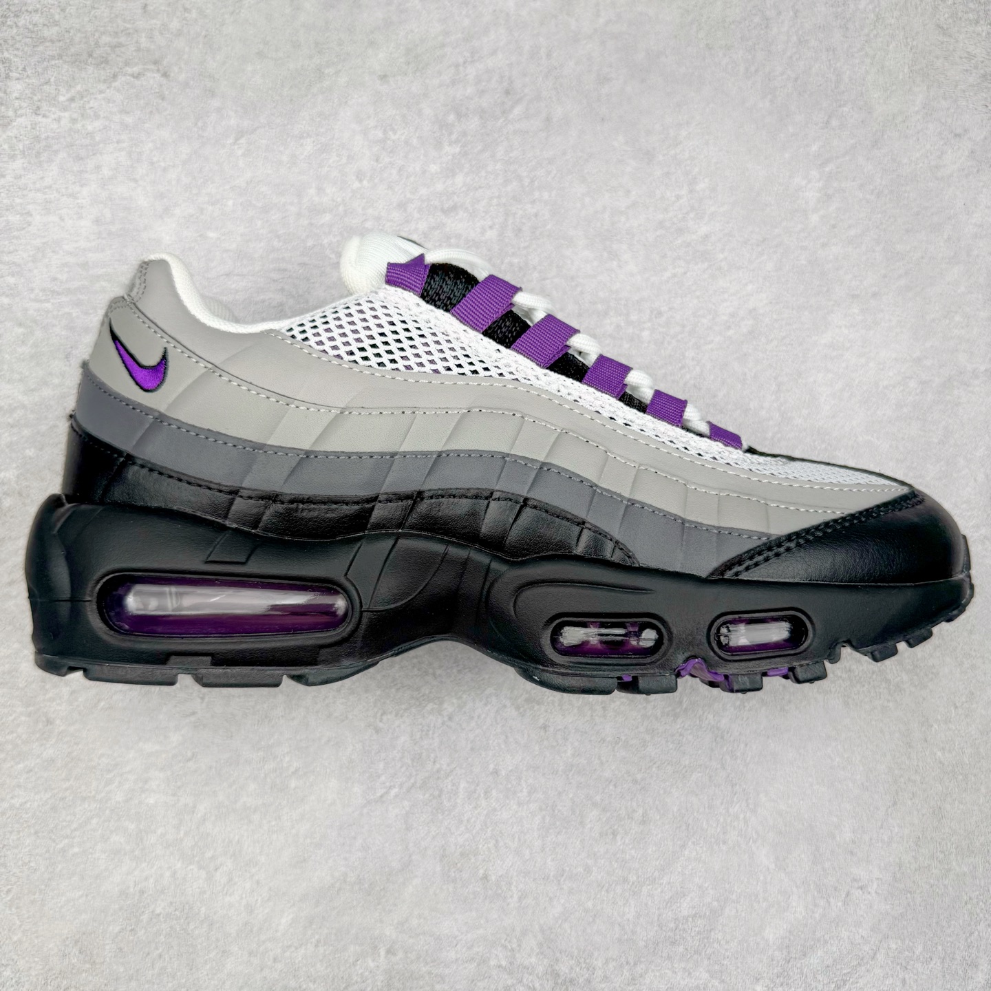 ＃纯原 NK Air Max 95 复古减震气垫跑鞋 DH8015-003 经典重温 外单专供大厂出品 品质稳定 一百余色 终端操作 鞋款设计灵感源于人体构造 中底设计基于人体的脊柱构造 是整体设计的核心 尼龙孔眼代表了肋骨 而分层式面板和网眼象征着肌肉纤维和肉体组织 Air Max 95采用了两个独立的吹塑成型的Air-Sole单元 并首次在前掌使用可视化气垫设计 Swoosh logo夜当作一个 点符号放在了鞋子的后帮位置 20年的发展让 AIR MAX 95有了不同的故事 20年后再度面向世人的时候 焕然一新的面貌 让人有了另外一种清新脱俗的感觉 尺码：36 36.5 37.5 38 38.5 39 40 40.5 41 42 42.5 43 44 44.5 45 46 47.5-选品中心