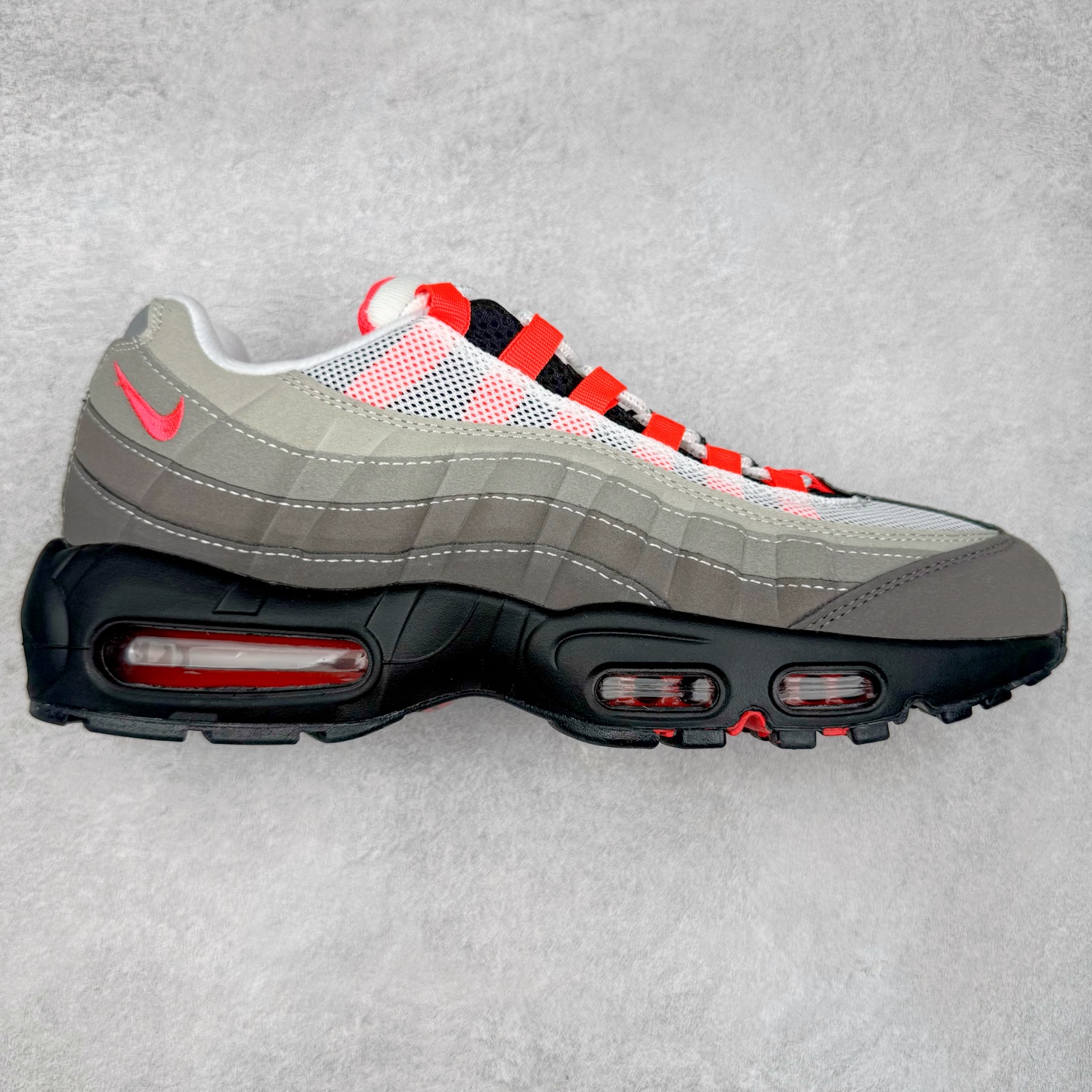 ＃纯原 NK Air Max 95 复古减震气垫跑鞋 AT2865-100 经典重温 外单专供大厂出品 品质稳定 一百余色 终端操作 鞋款设计灵感源于人体构造 中底设计基于人体的脊柱构造 是整体设计的核心 尼龙孔眼代表了肋骨 而分层式面板和网眼象征着肌肉纤维和肉体组织 Air Max 95采用了两个独立的吹塑成型的Air-Sole单元 并首次在前掌使用可视化气垫设计 Swoosh logo夜当作一个 点符号放在了鞋子的后帮位置 20年的发展让 AIR MAX 95有了不同的故事 20年后再度面向世人的时候 焕然一新的面貌 让人有了另外一种清新脱俗的感觉 尺码：36 36.5 37.5 38 38.5 39 40 40.5 41 42 42.5 43 44 44.5 45 46 47.5-选品中心