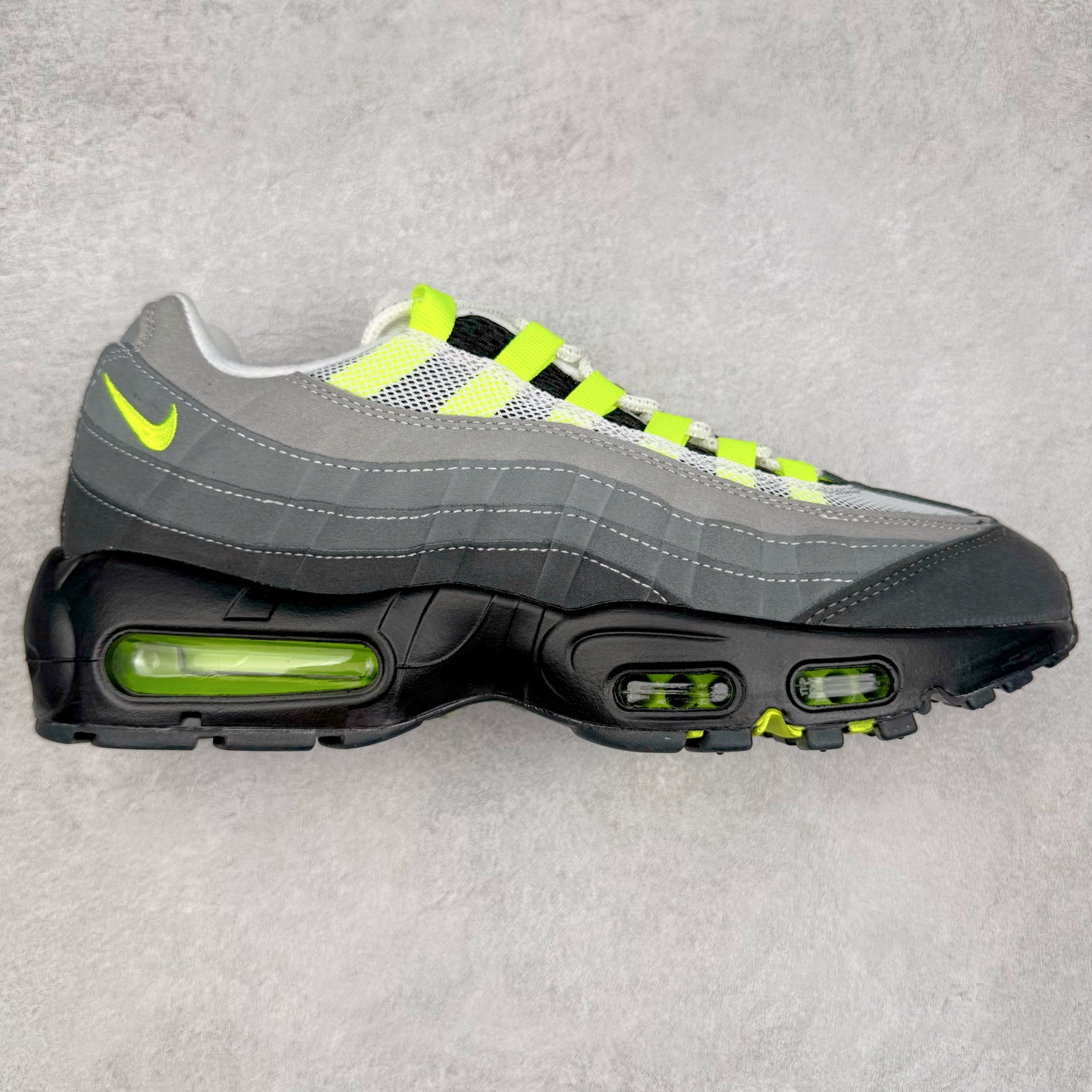 ＃纯原 NK Air Max 95 复古减震气垫跑鞋 307960-002 经典重温 外单专供大厂出品 品质稳定 一百余色 终端操作 鞋款设计灵感源于人体构造 中底设计基于人体的脊柱构造 是整体设计的核心 尼龙孔眼代表了肋骨 而分层式面板和网眼象征着肌肉纤维和肉体组织 Air Max 95采用了两个独立的吹塑成型的Air-Sole单元 并首次在前掌使用可视化气垫设计 Swoosh logo夜当作一个 点符号放在了鞋子的后帮位置 20年的发展让 AIR MAX 95有了不同的故事 20年后再度面向世人的时候 焕然一新的面貌 让人有了另外一种清新脱俗的感觉 尺码：36 36.5 37.5 38 38.5 39 40 40.5 41 42 42.5 43 44 44.5 45 46 47.5-选品中心