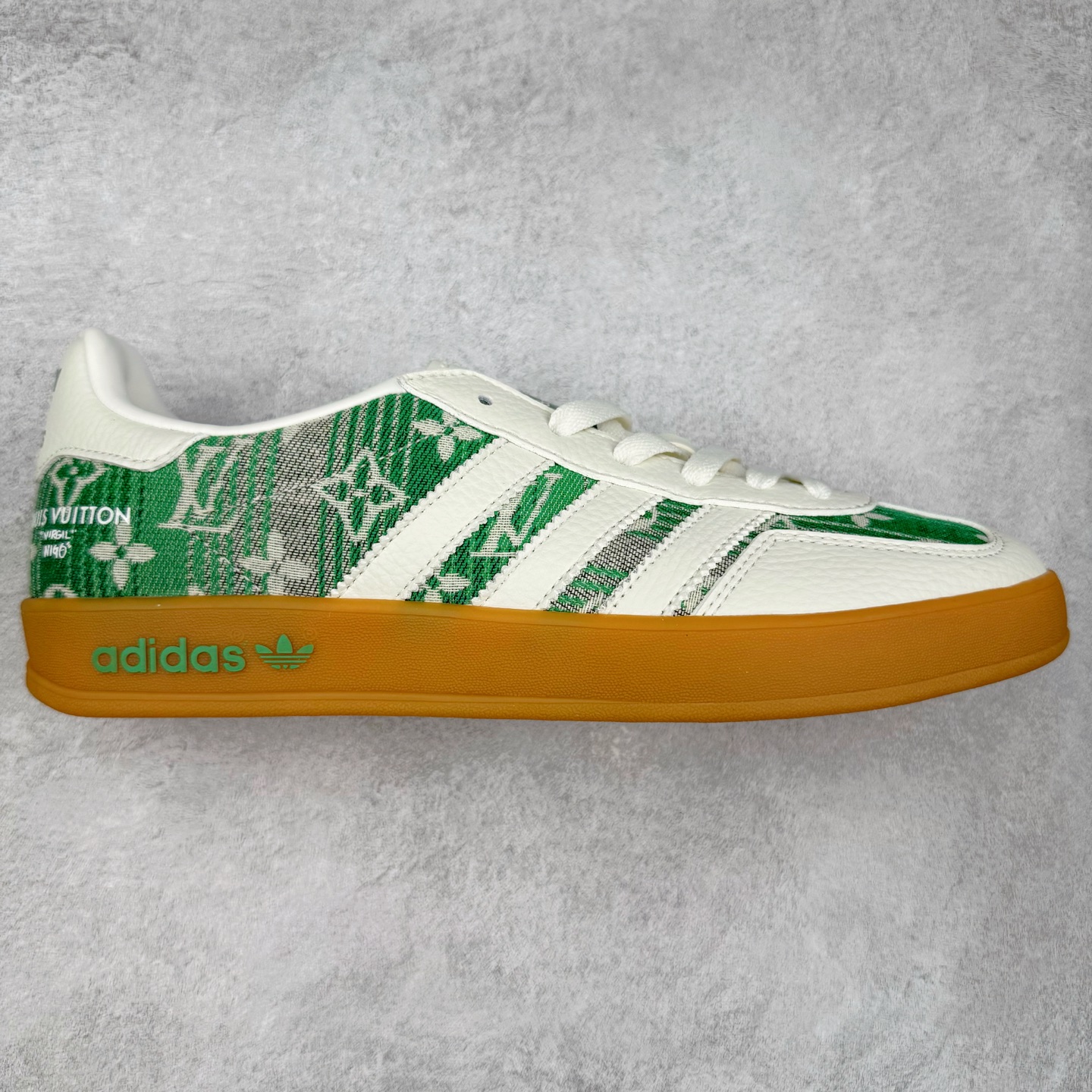 ＃C2 AD Gazelle Indoor Trainers 羚羊内训系列低帮复古百搭休闲运动德训风板鞋 SC9207-733 90年代经典的复刻版！自60年代以足球训练鞋面世以来,Gazelle就以其经典设计席卷全球。1991年版本的复刻,再造经典Gazelle。采用皮革打造,搭配浊色细节,让这款经典更加简约。尺码：36 36⅔ 37⅓ 38 38⅔ 39⅓ 40 40⅔ 41⅓ 42 42⅔ 43⅓ 44⅓ 44⅔ 45-选品中心