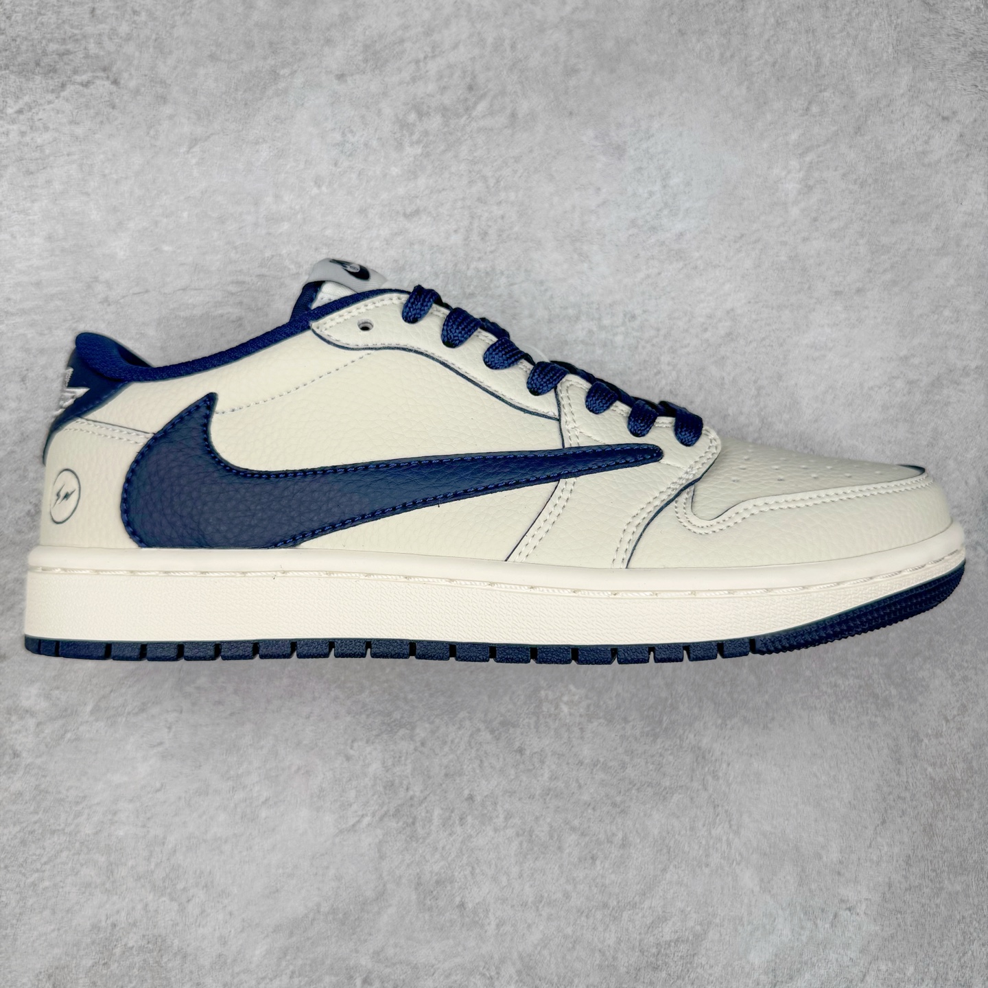 TS x Air Jordan AJ1 Low 倒钩低帮联名定制配色 LK1099-065 原厂内置气垫魔块 A模大底 头层小牛皮 鞋舌AJ原厂专用牛津布+AJ专用反口珍珠布+原厂无杂质高弹内里海棉+特殊封边弹力鞋带 实拍调校N版已经零色差零失真 百分百还原实物色彩所见即所得 不存在货不对板色差等低级问题 选购参考实物拍摄 不混卖不参货 只用心做好货严格选品 承诺混一赔十 尺码：36 36.5 37.5 38 38.5 39 40 40.5 41 42 42.5 43 44 44.5 45-选品中心